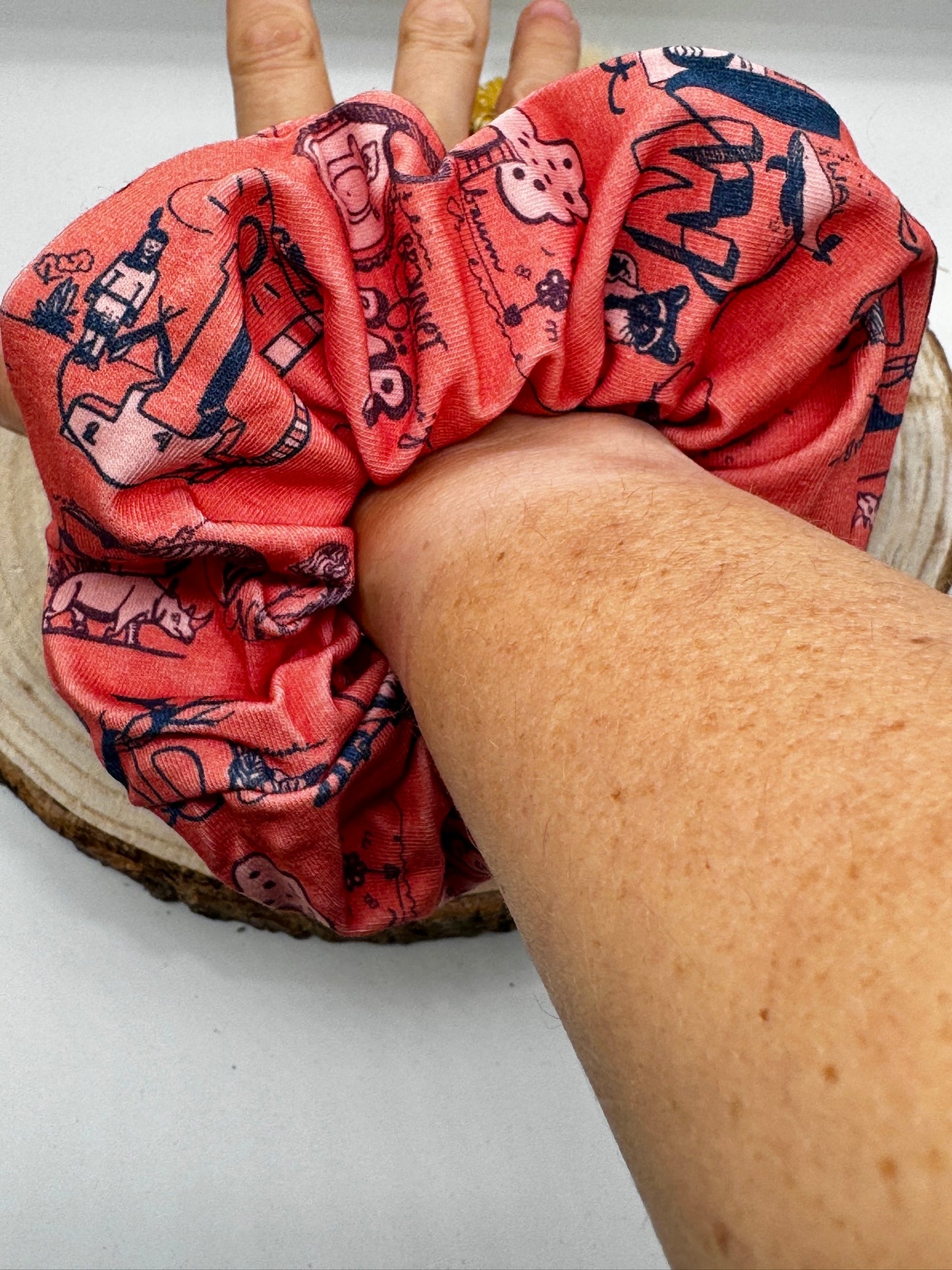 Jersey Scrunchie Haargummi Buchstaben Salat rosa