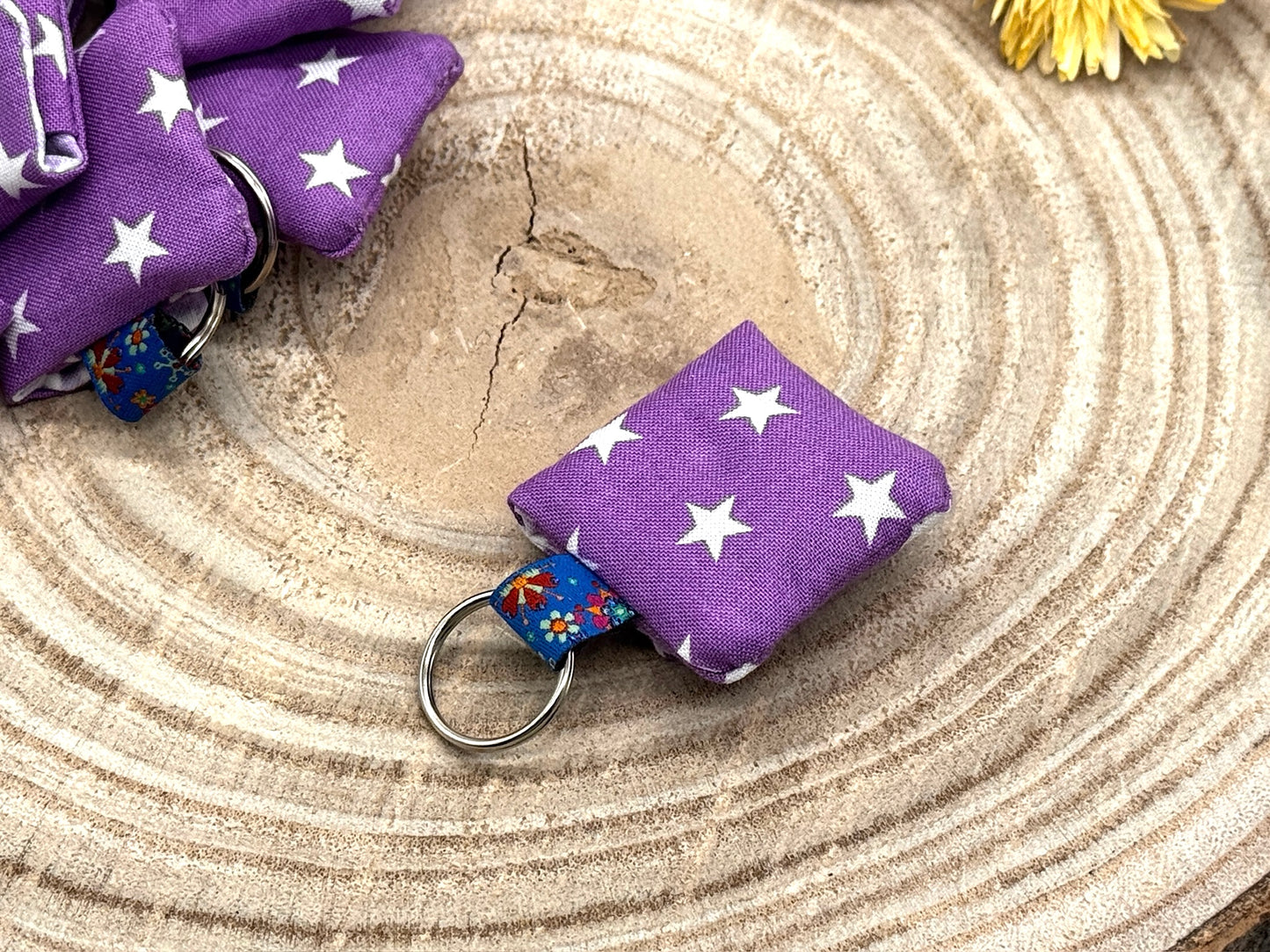Schlüsselanhänger Mini Tasche mit Einkaufswagenchip praktische Mini Geldbörse lila Sterne
