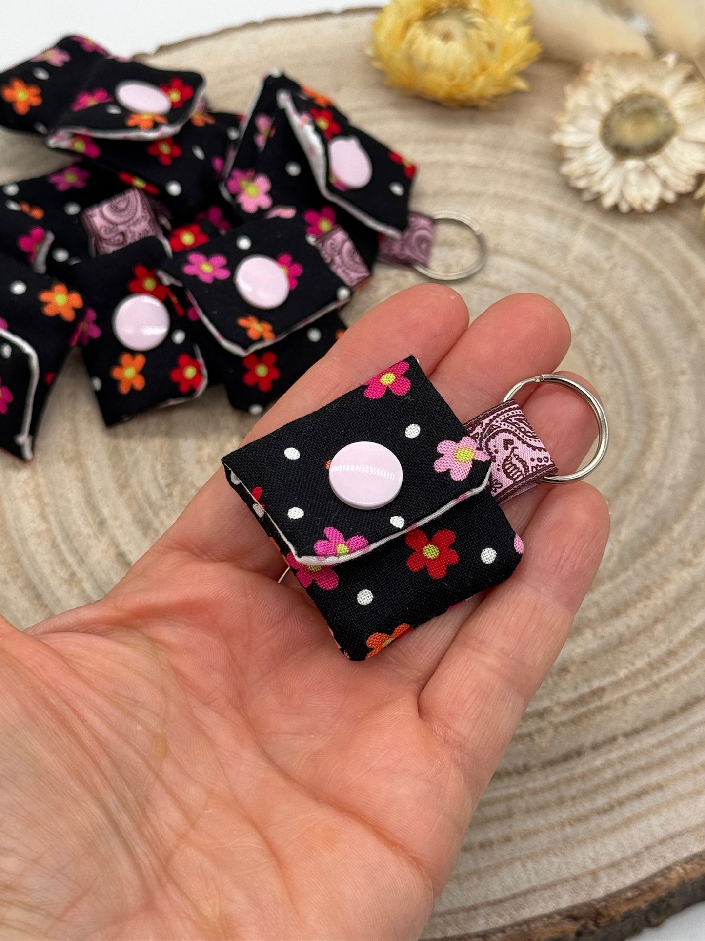 Schlüsselanhänger Mini Tasche mit Einkaufswagenchip praktische Mini Geldbörse schwarz mit Blumen