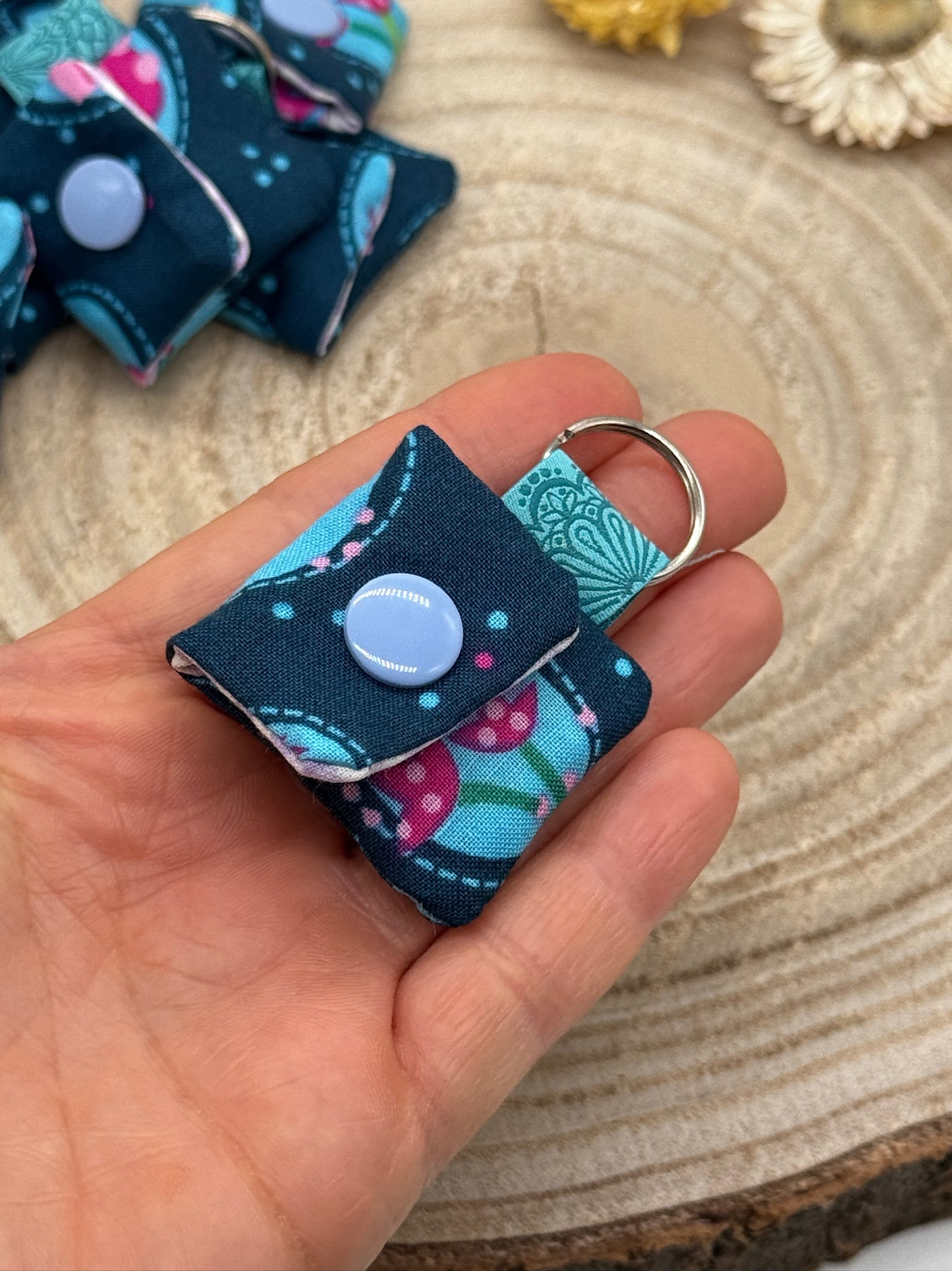 Schlüsselanhänger Mini Tasche mit Einkaufswagenchip praktische Mini Geldbörse blau mit Blumen
