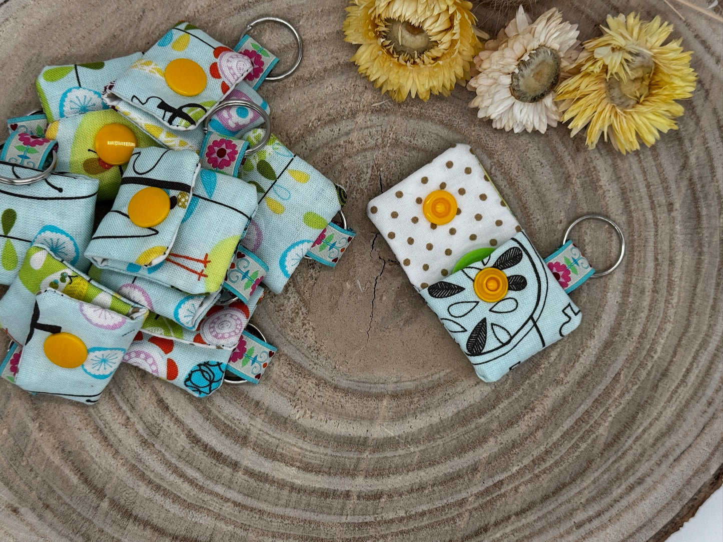 Schlüsselanhänger Mini Tasche mit Einkaufswagenchip praktische Mini Geldbörse blau mit Blumen und Bäume