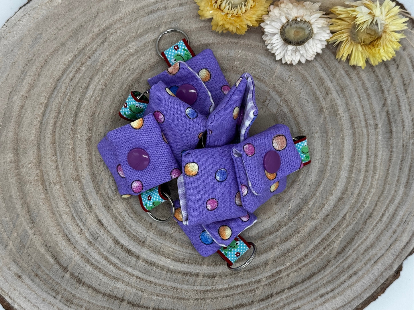 Schlüsselanhänger Mini Tasche lila mit bunte Punkte