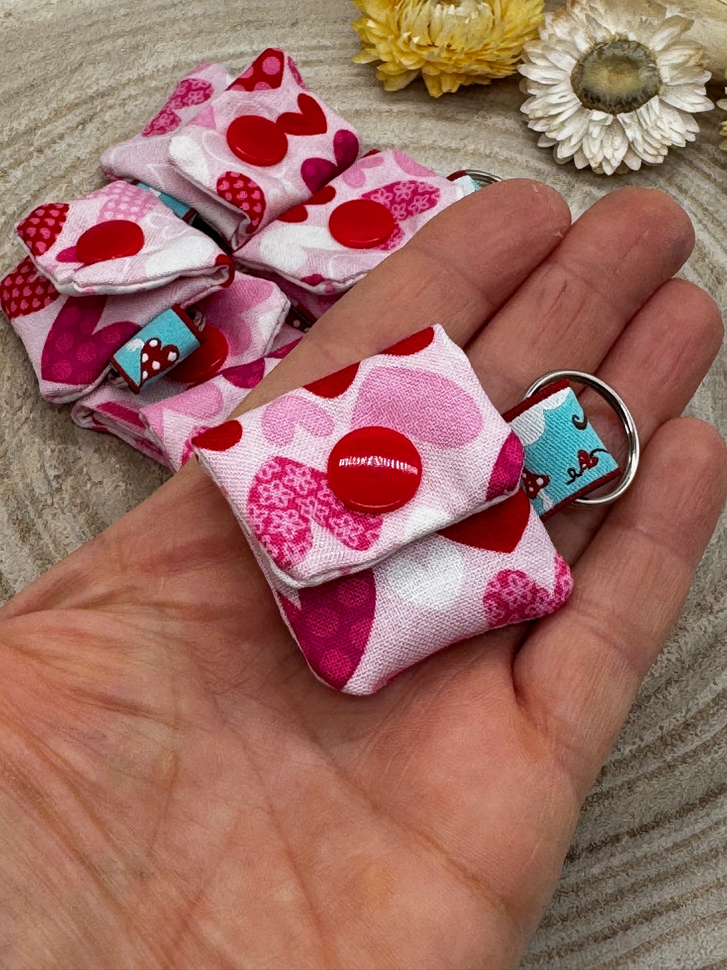 Schlüsselanhänger Mini Tasche rosa mit Herzen
