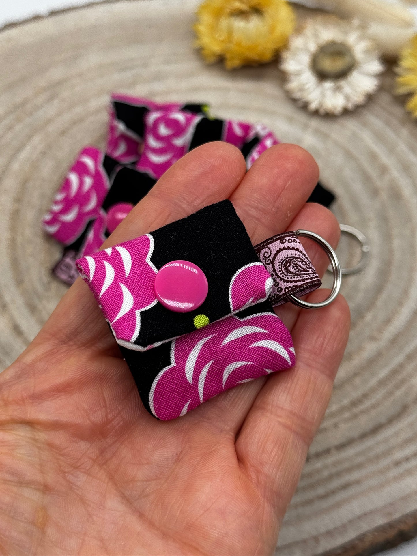 Schlüsselanhänger Mini Tasche schwarz mit Blumen