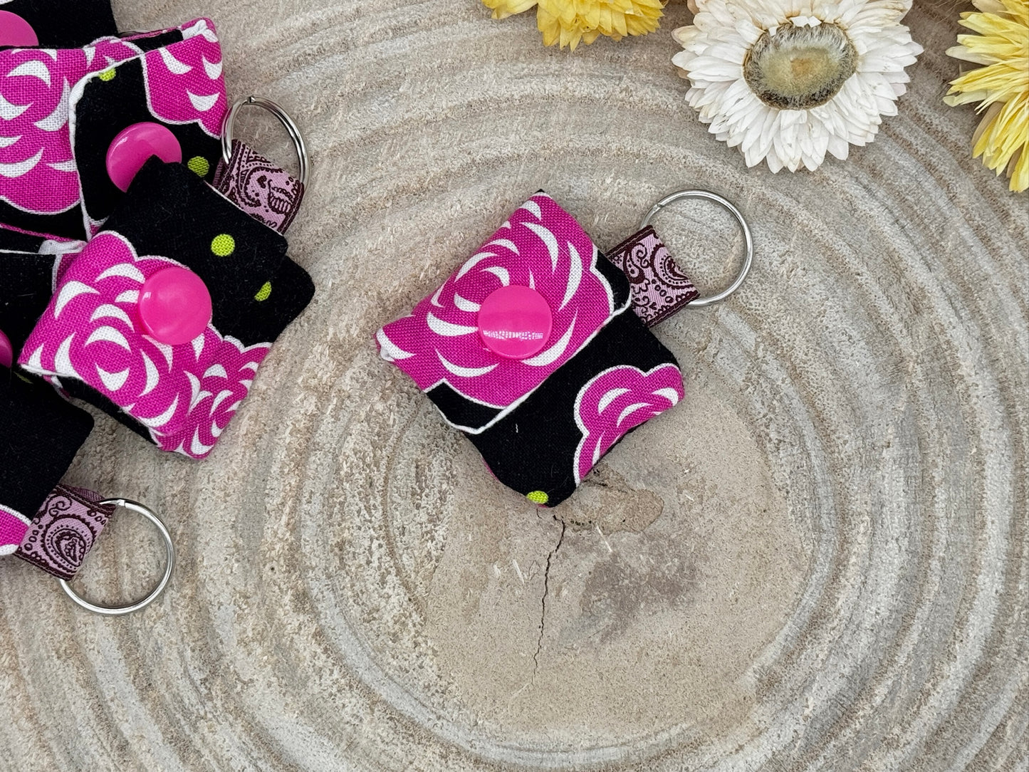 Schlüsselanhänger Mini Tasche schwarz mit Blumen