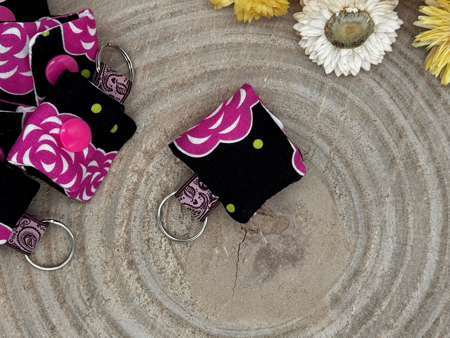 Schlüsselanhänger Mini Tasche schwarz mit Blumen