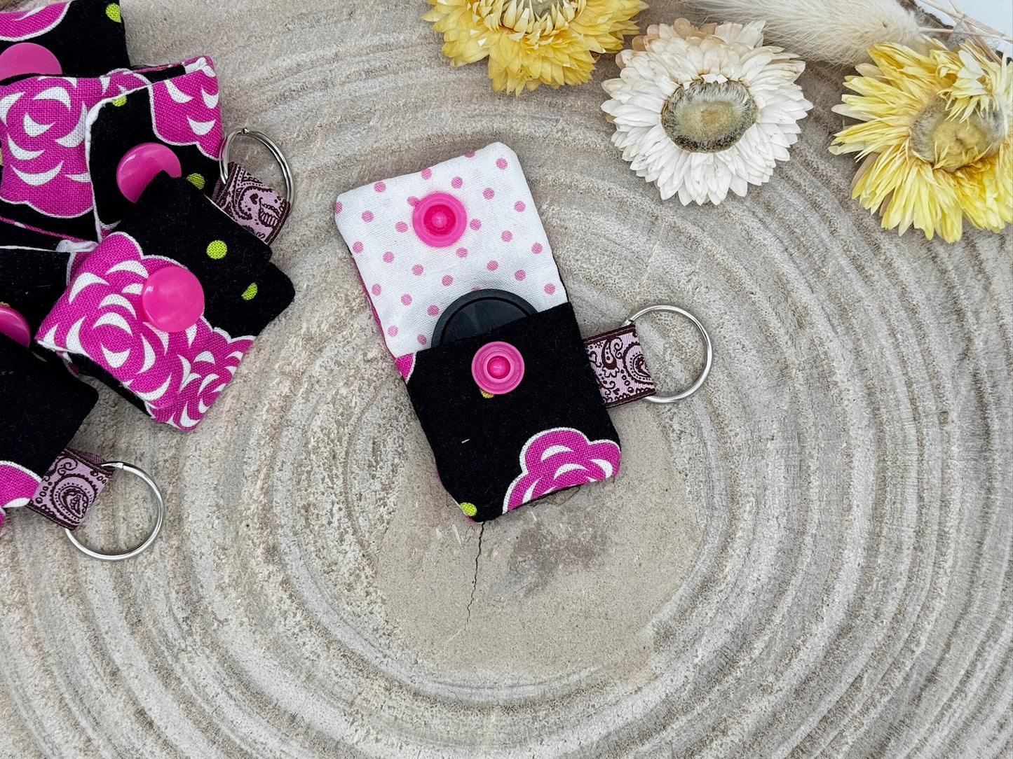 Schlüsselanhänger Mini Tasche schwarz mit Blumen