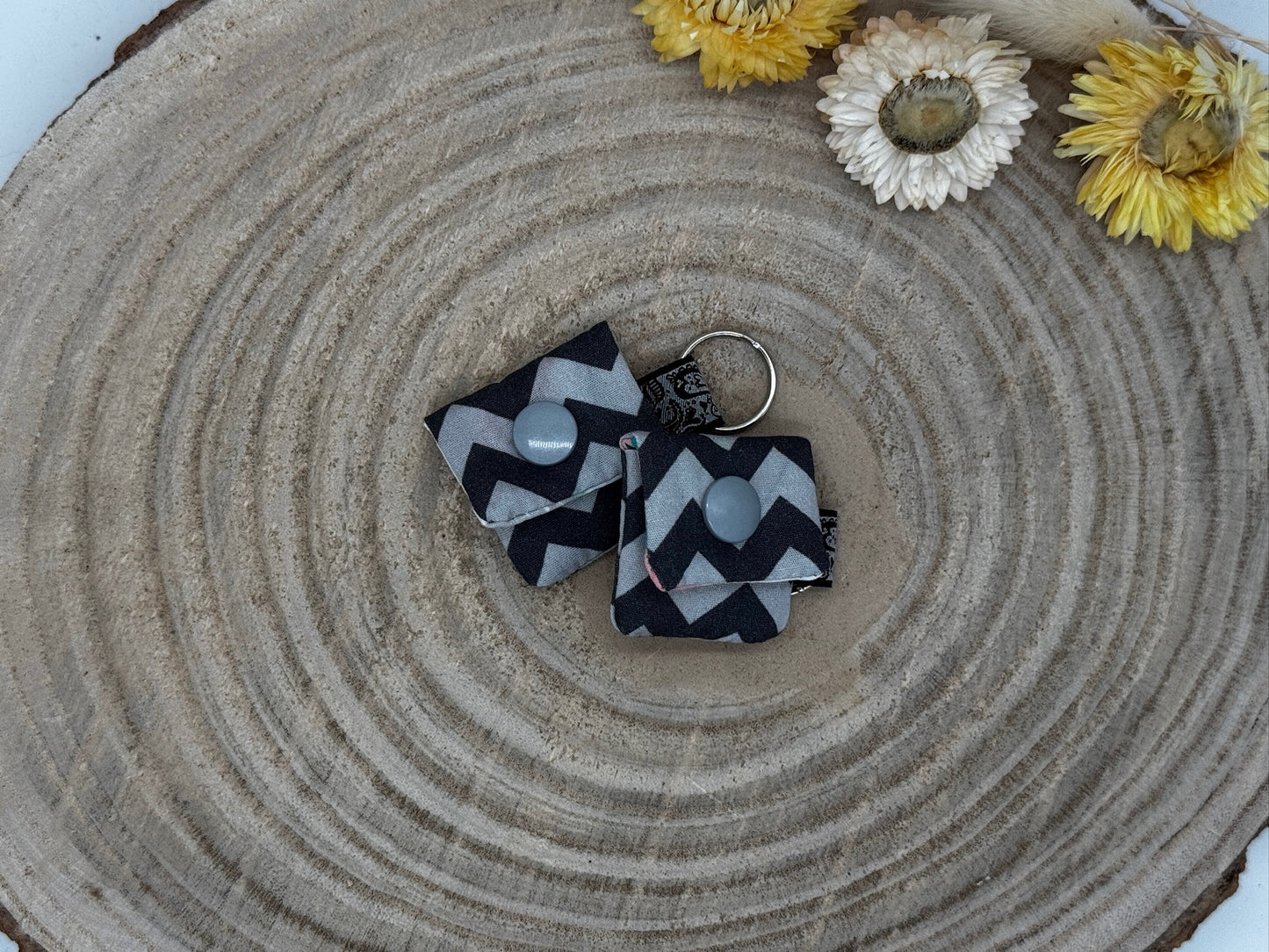Schlüsselanhänger Mini Tasche grau mit Zacken