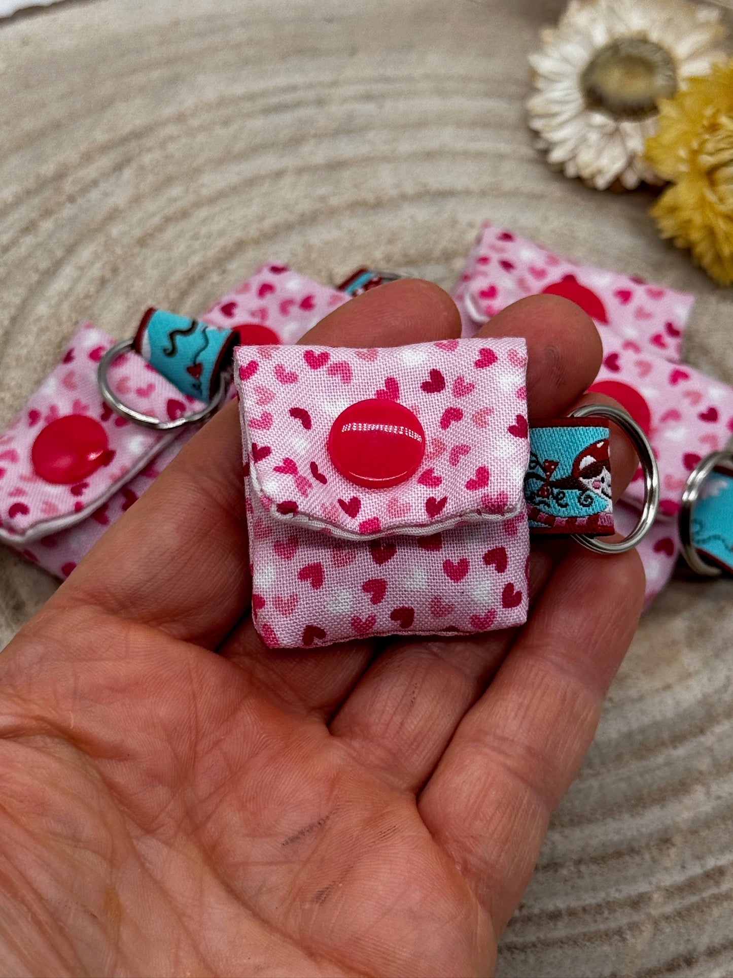 Schlüsselanhänger Mini Tasche rosa mit Herzen