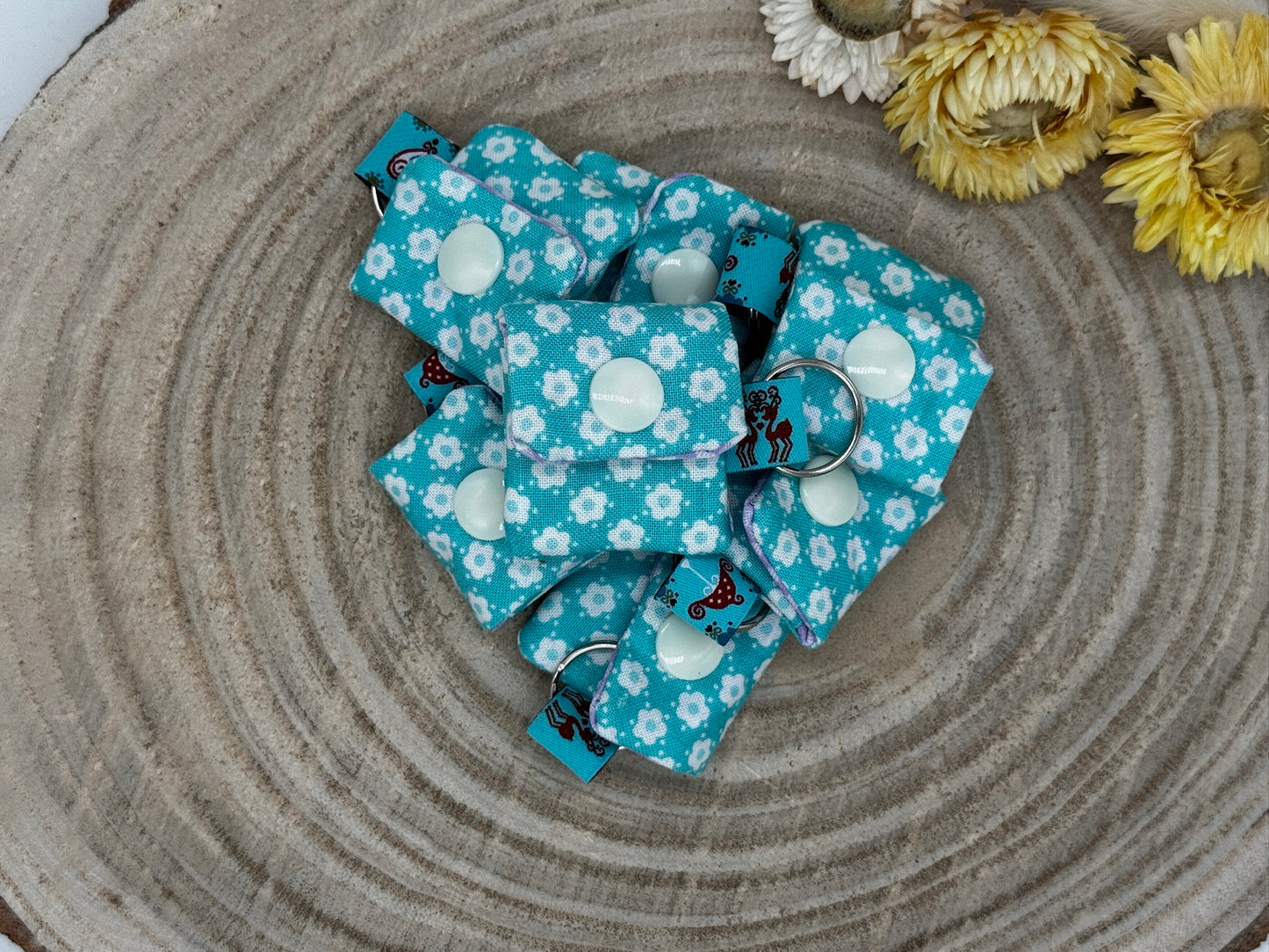 Schlüsselanhänger Mini Tasche hellblau mit Blumen