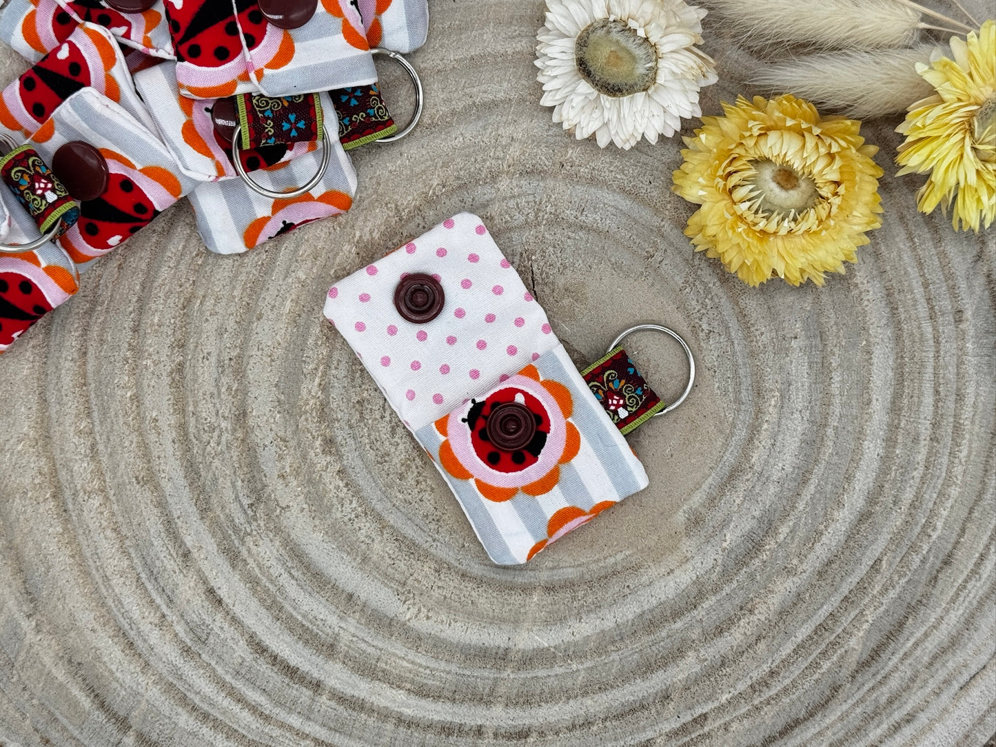 Schlüsselanhänger Mini Tasche weiß grau mit Maikäfer