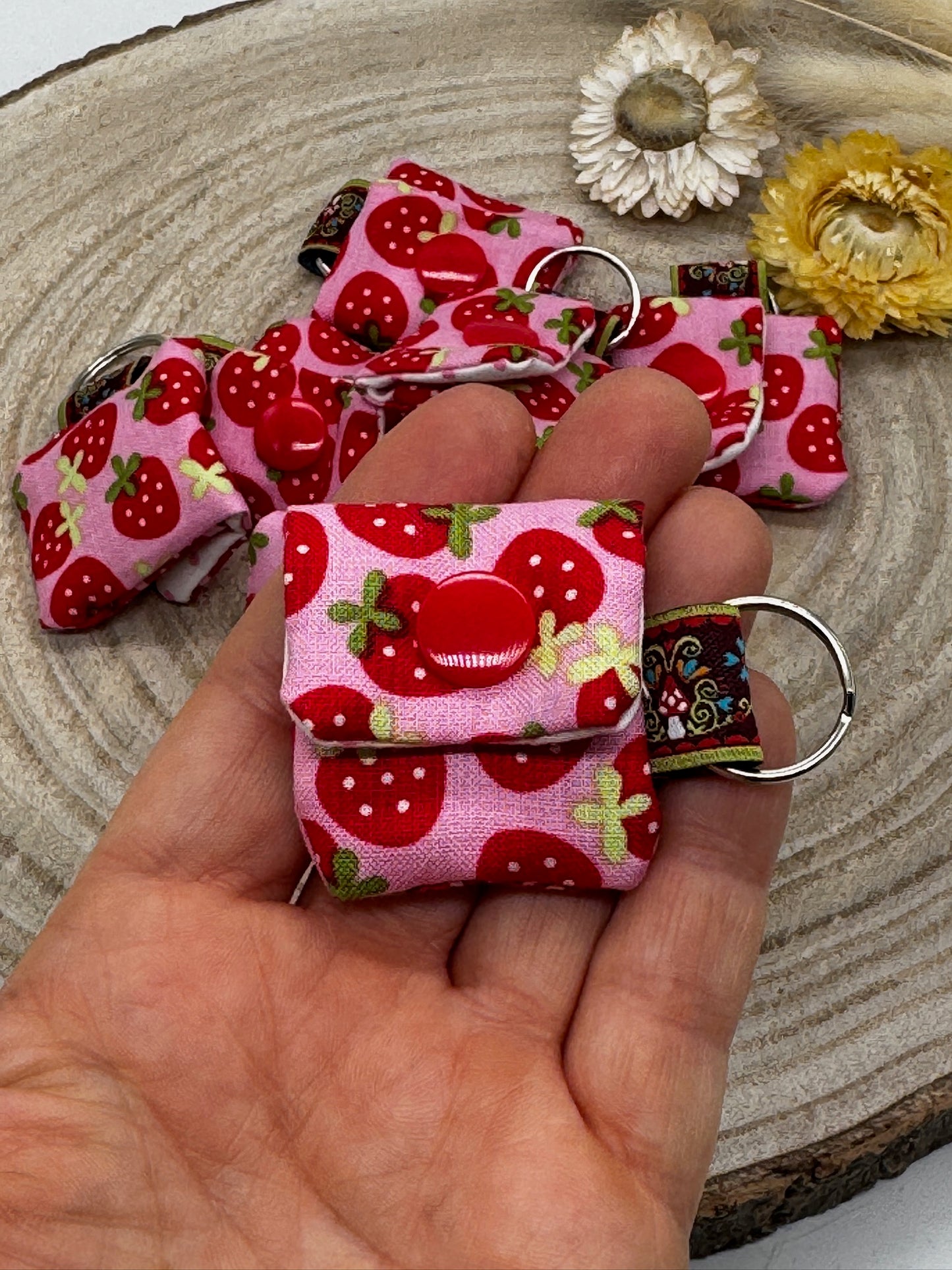 Schlüsselanhänger Mini Tasche rosa mit Erdbeeren