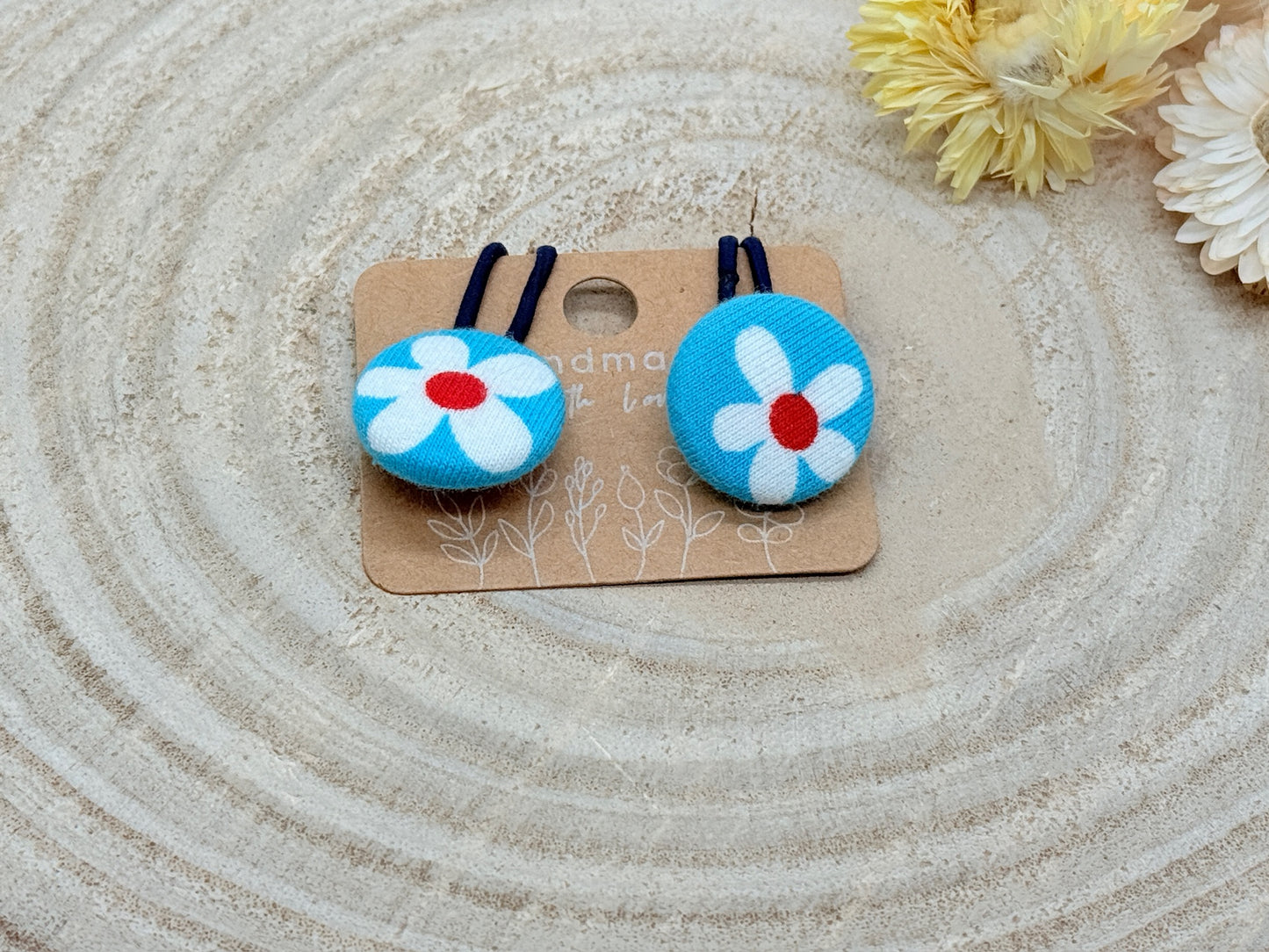 Retro Knopf Haargummi Blume auf blau