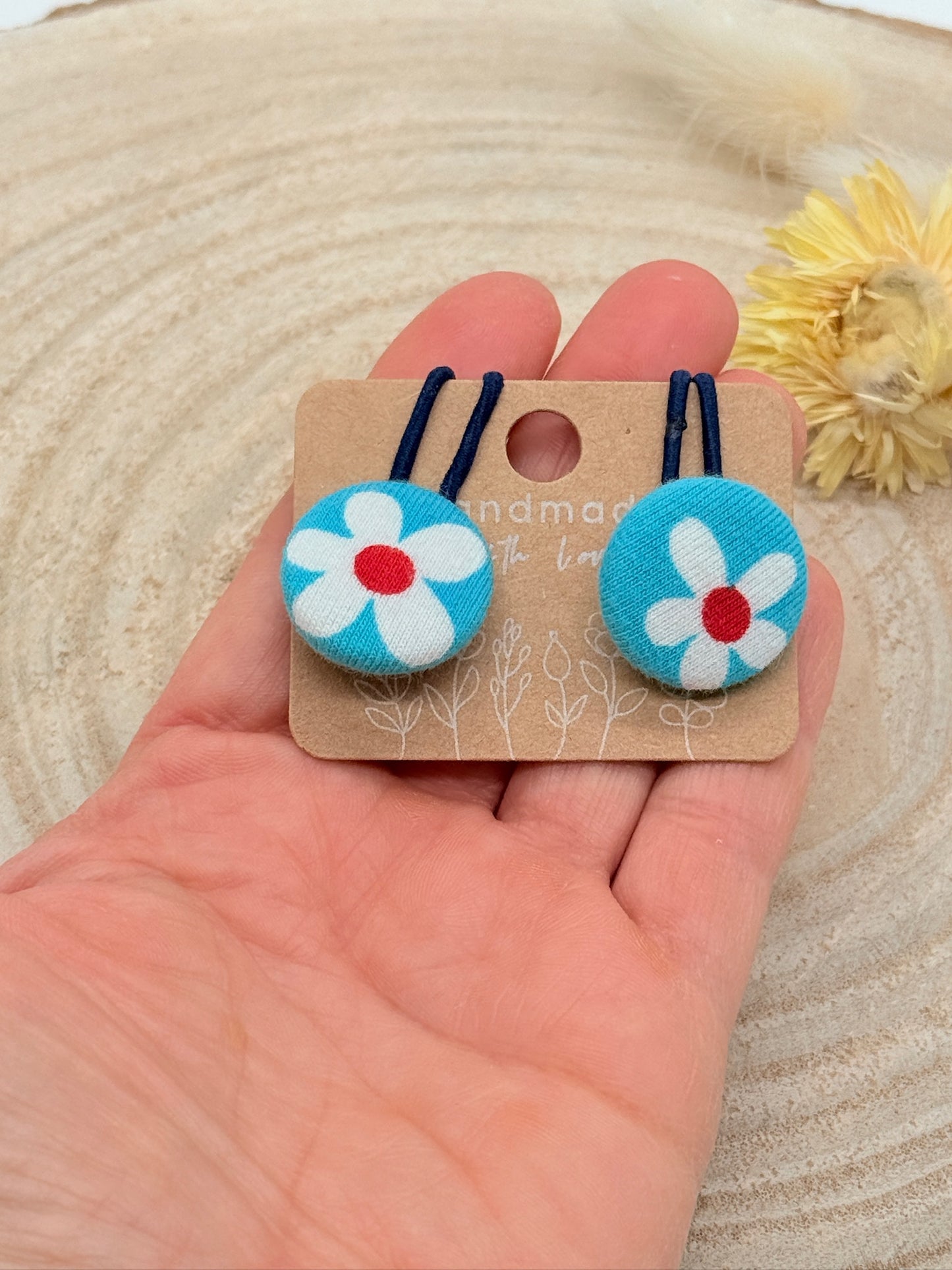 Retro Knopf Haargummi Blume auf blau