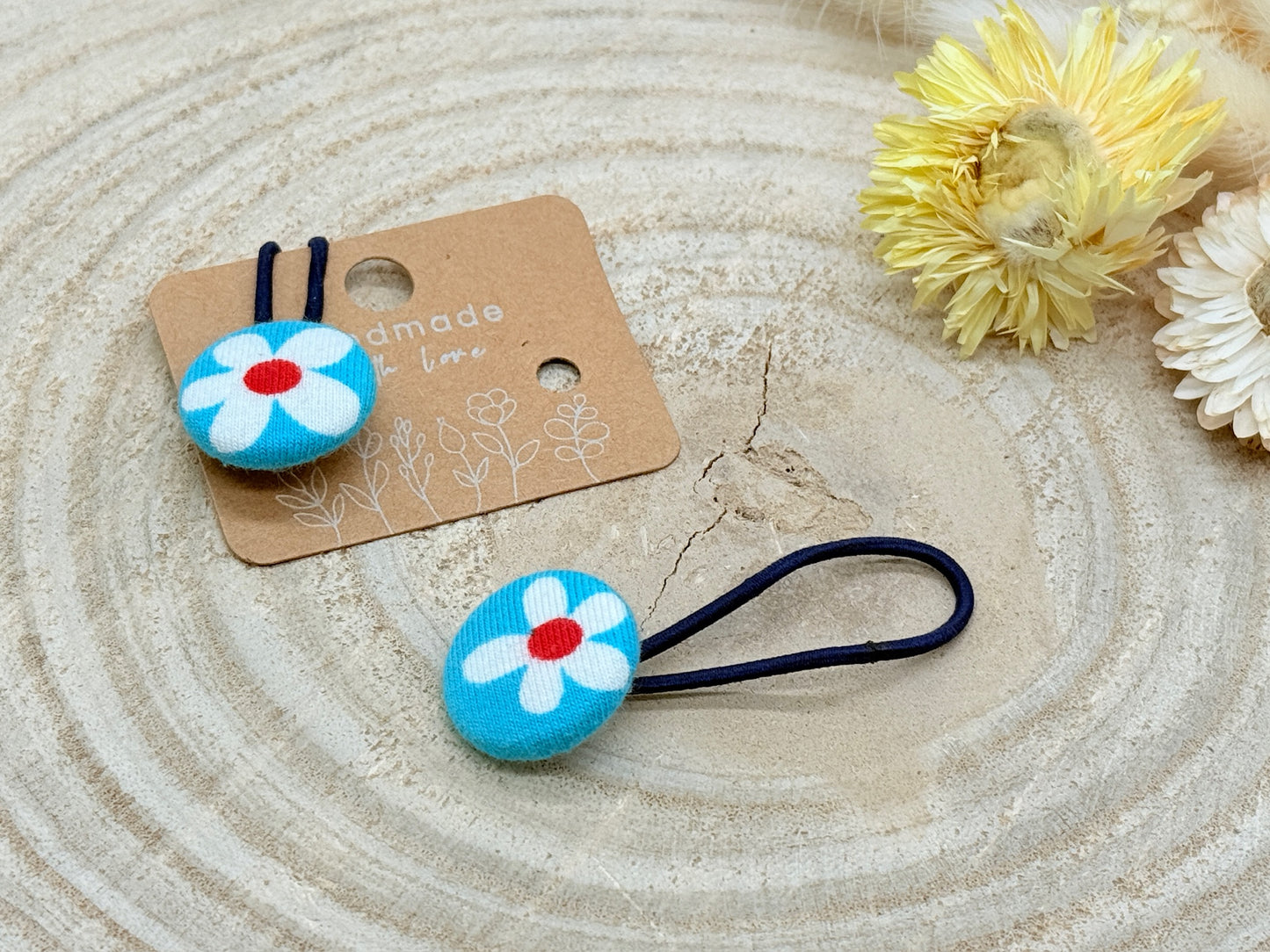 Retro Knopf Haargummi Blume auf blau