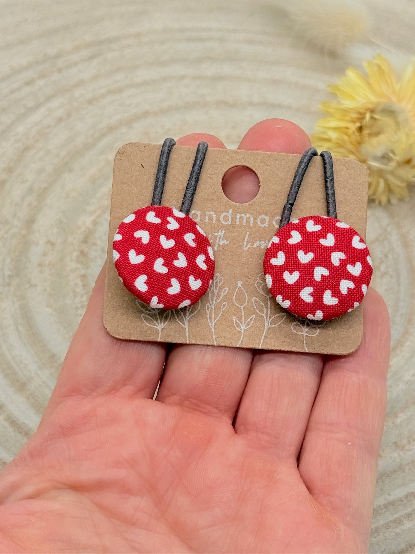 Retro Knopf Haargummi weiße Herzen auf rot