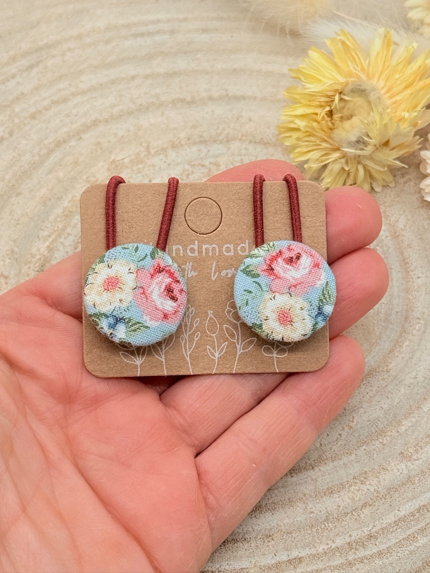 Retro Knopf Haargummi Blumen auf blau