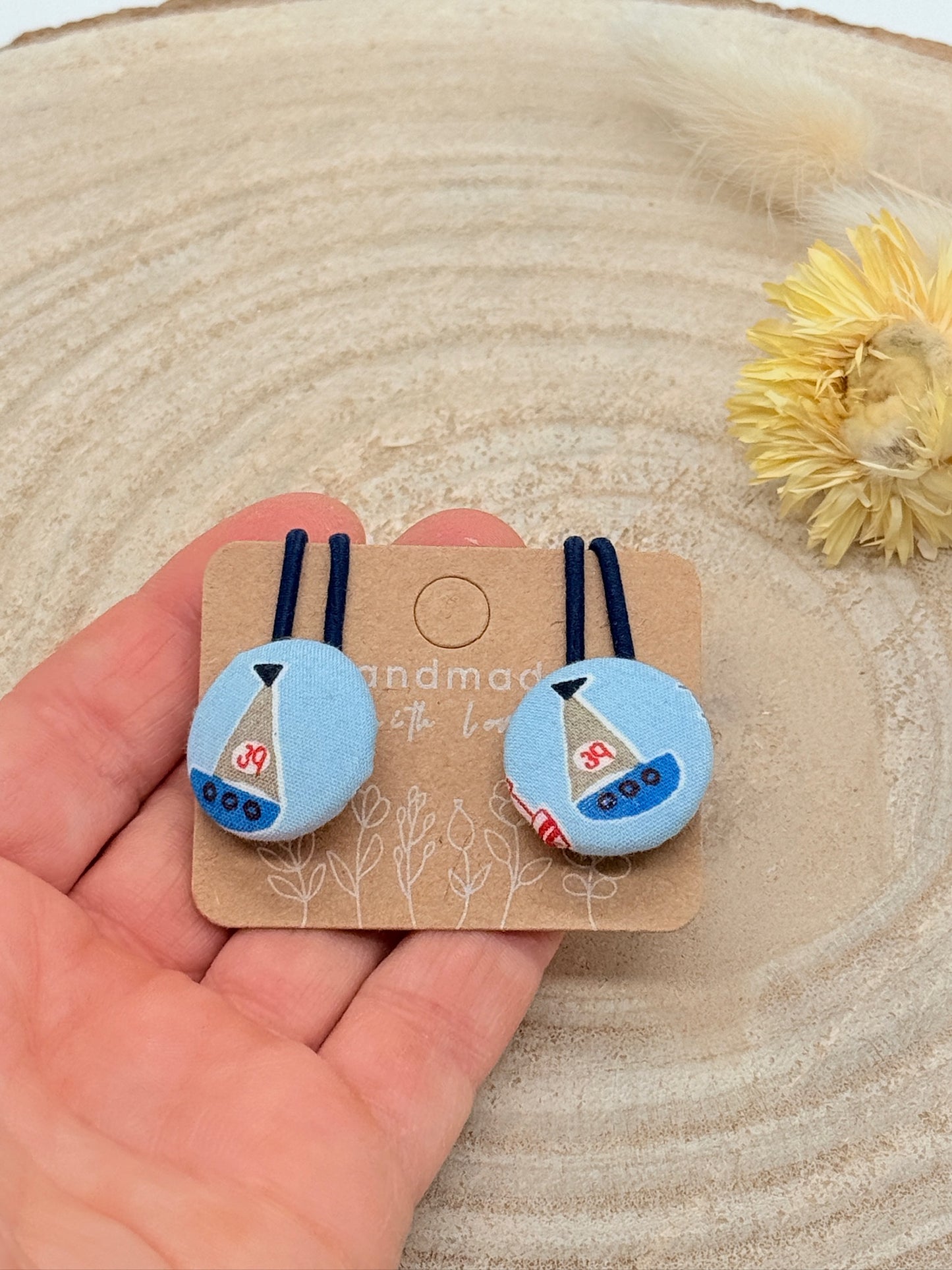 Retro Knopf Haargummi kleines Schiff auf blau