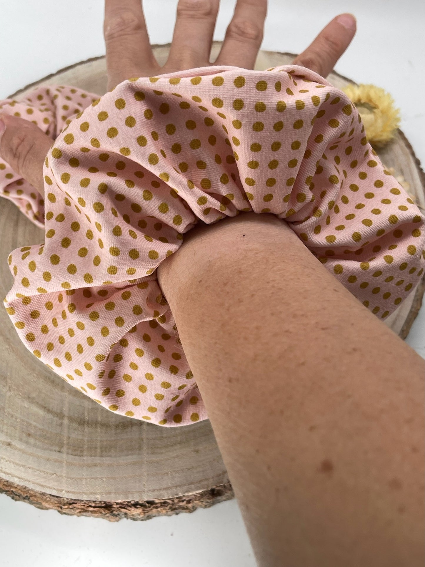 Jersey Scrunchie Haargummi rosa mit goldene Punkte