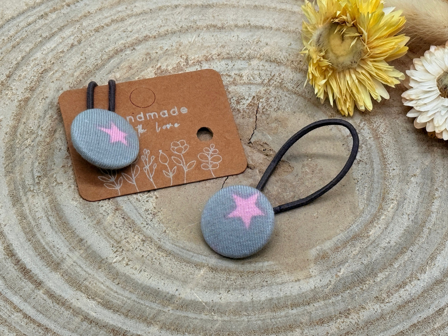 Retro Knopf Haargummi rosa Stern auf grau