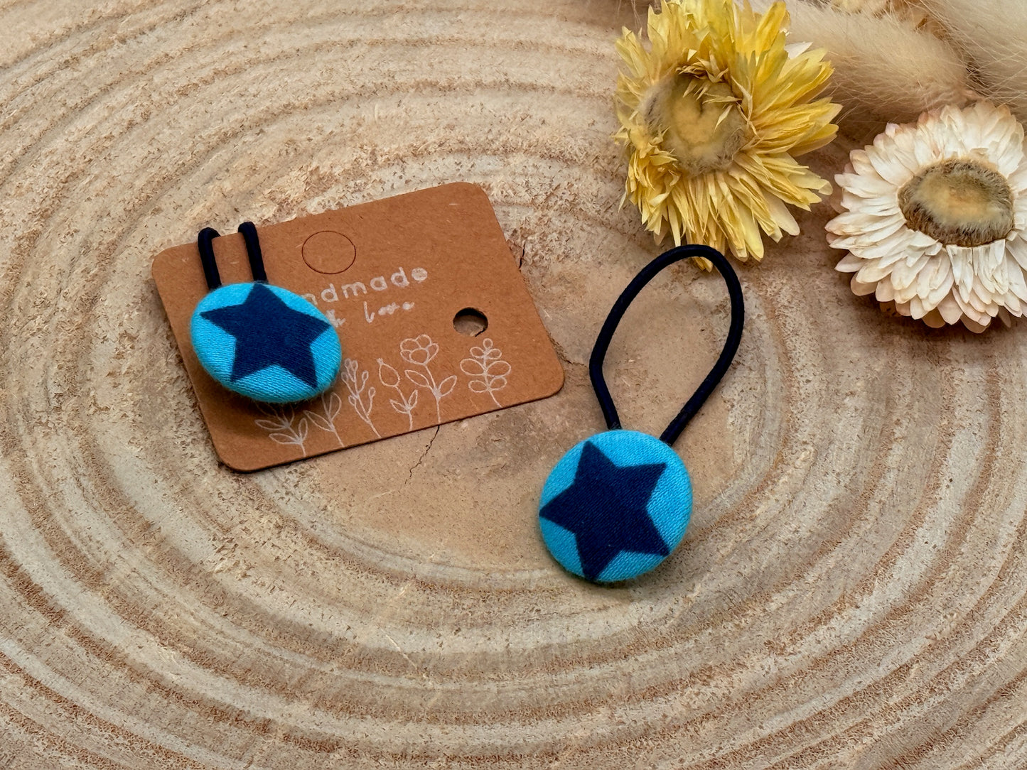 Retro Knopf Haargummi dunkelblauer Stern auf hellblau