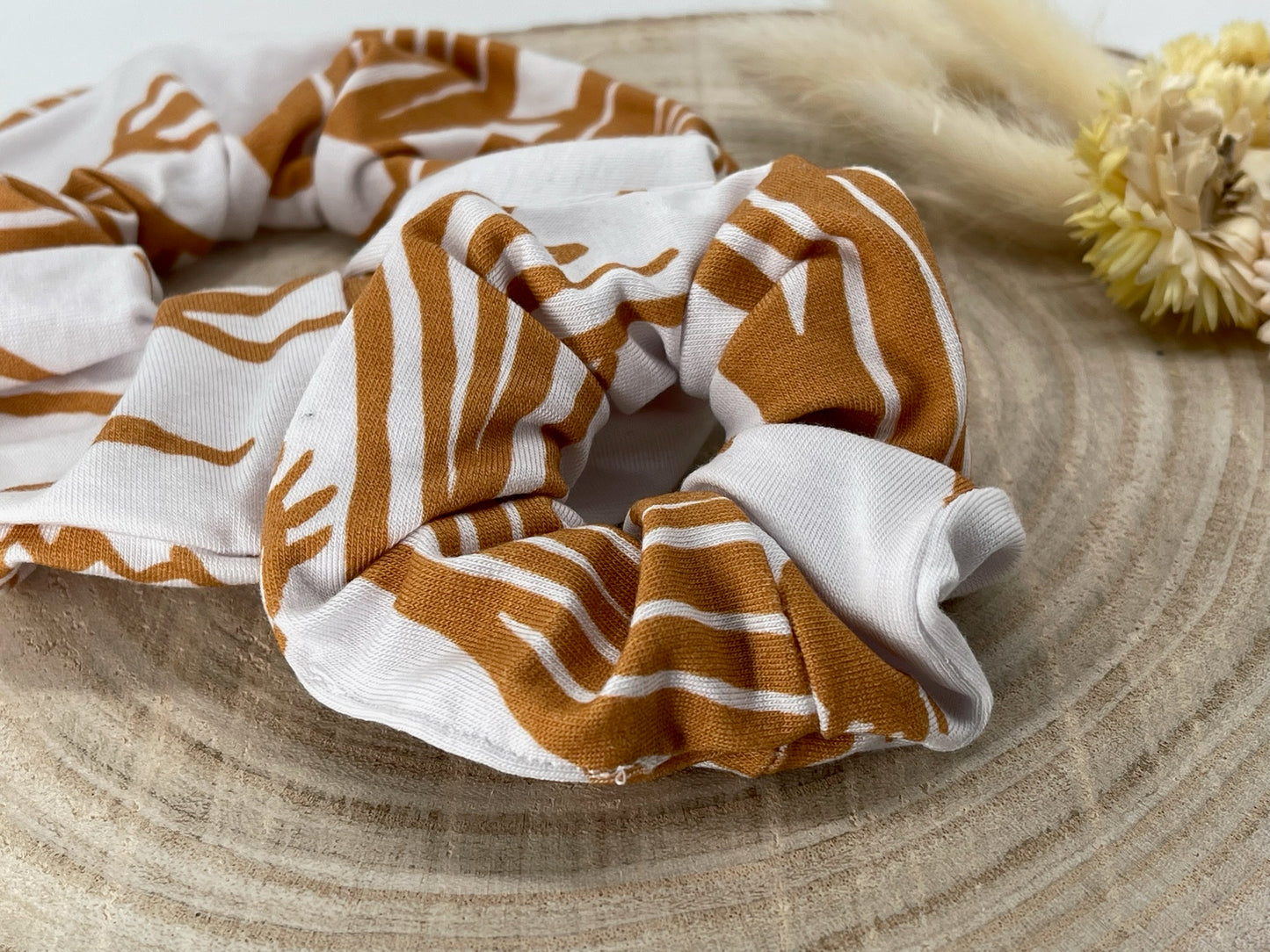 Scrunchie Haargummi elastisches Haarband Haarschmuck weiß mit braunes Muster für feines oder dickes Haar
