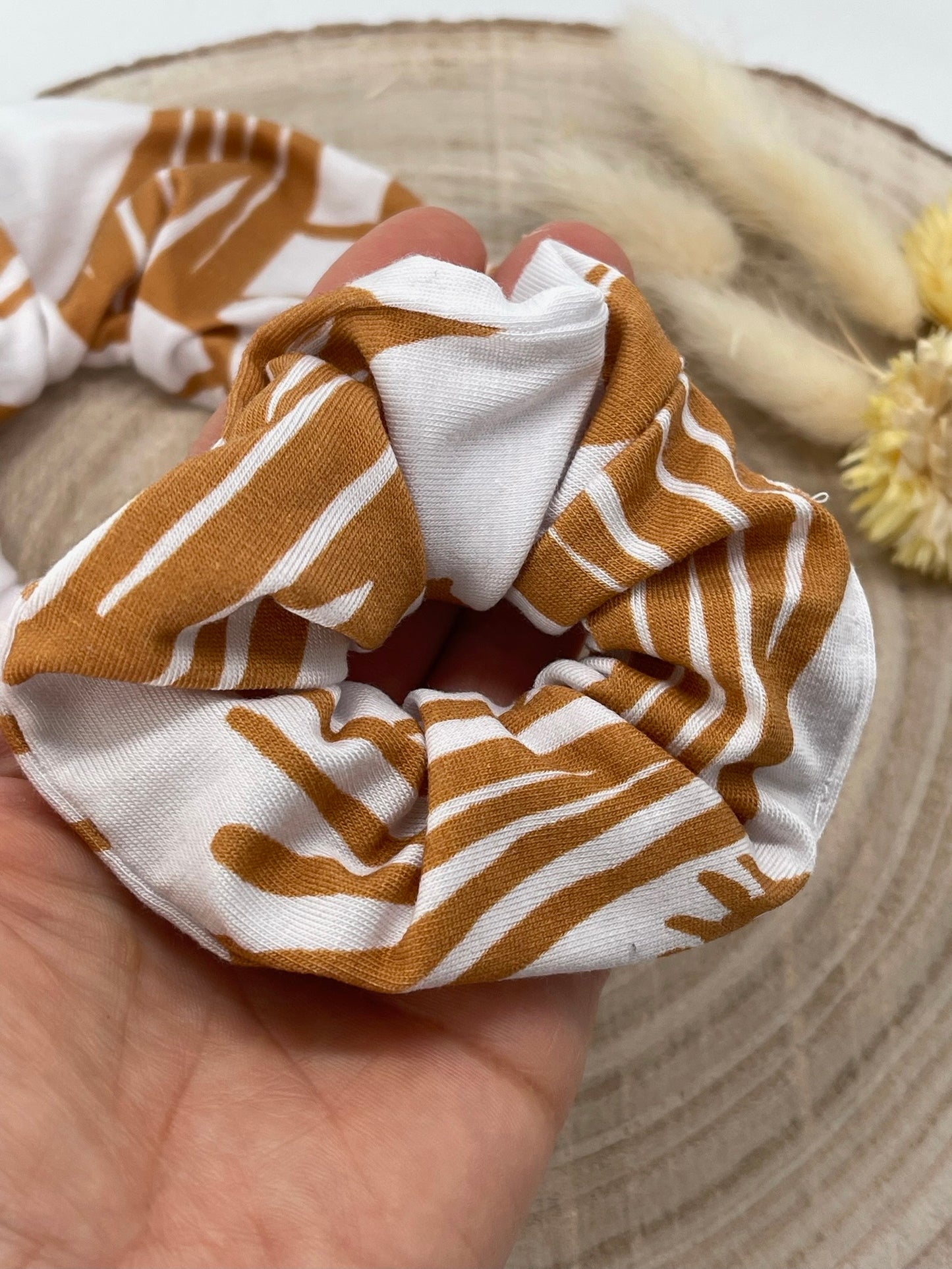 Scrunchie Haargummi elastisches Haarband Haarschmuck weiß mit braunes Muster für feines oder dickes Haar