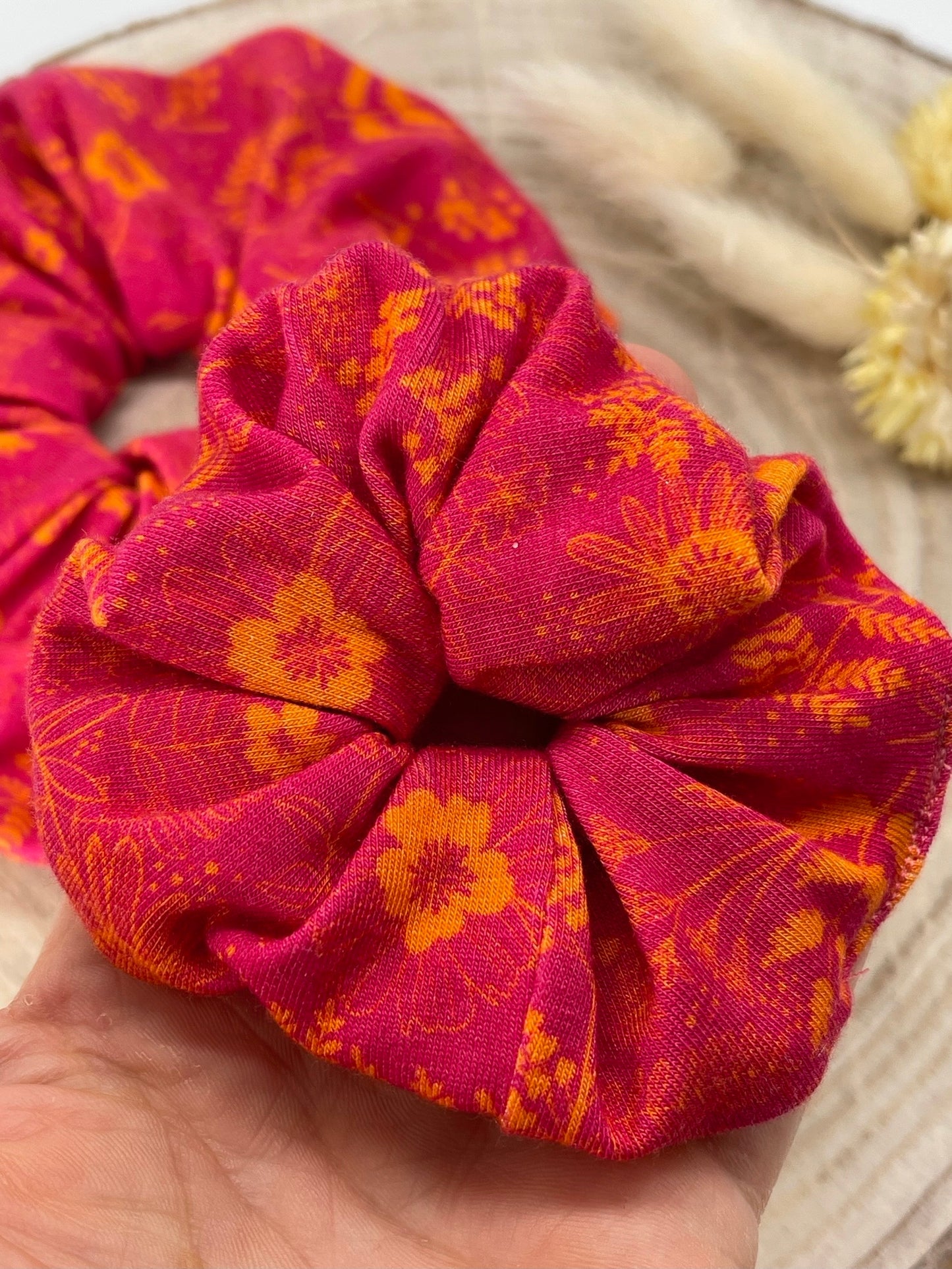 Modal Scrunchie Haargummi rot mit orangen Blumen