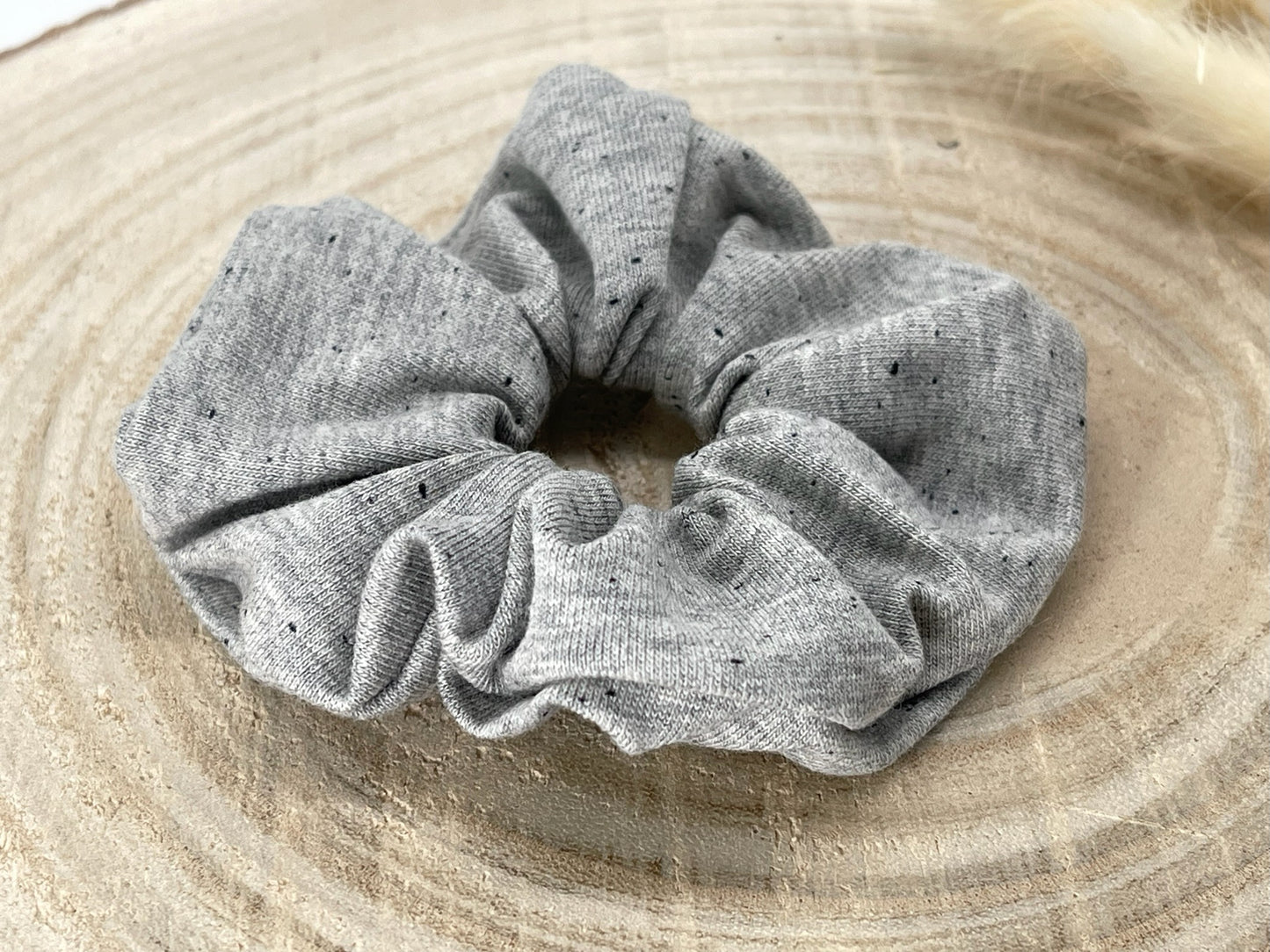 Scrunchie Haargummi elastisches Haarband Haarschmuck grau mit Sprenkel