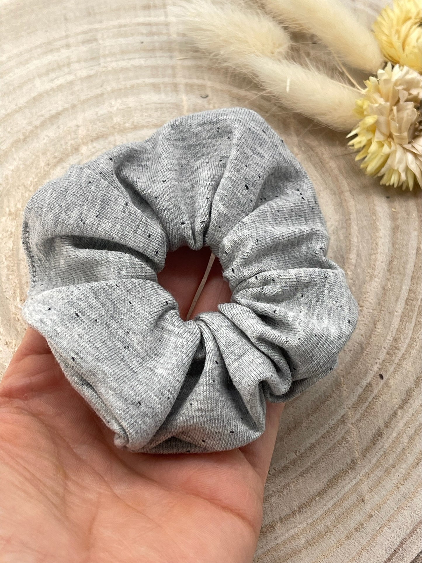Scrunchie Haargummi elastisches Haarband Haarschmuck grau mit Sprenkel