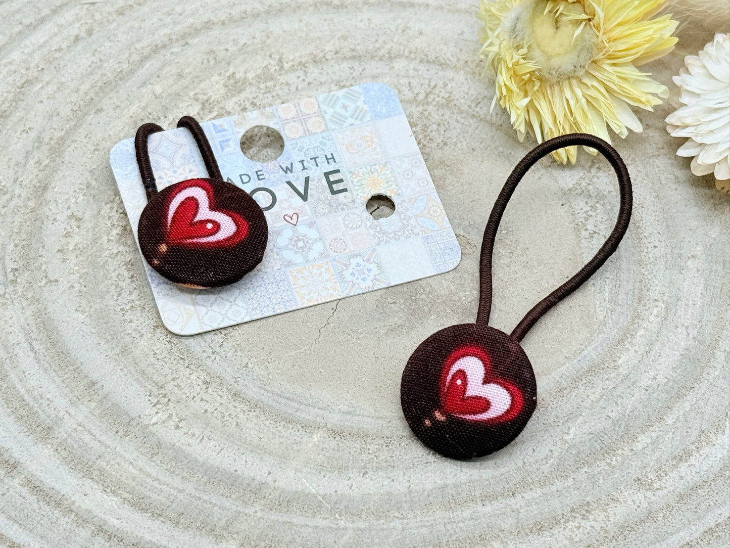 Retro Knopf Haargummi rosa-rot Herz auf braun