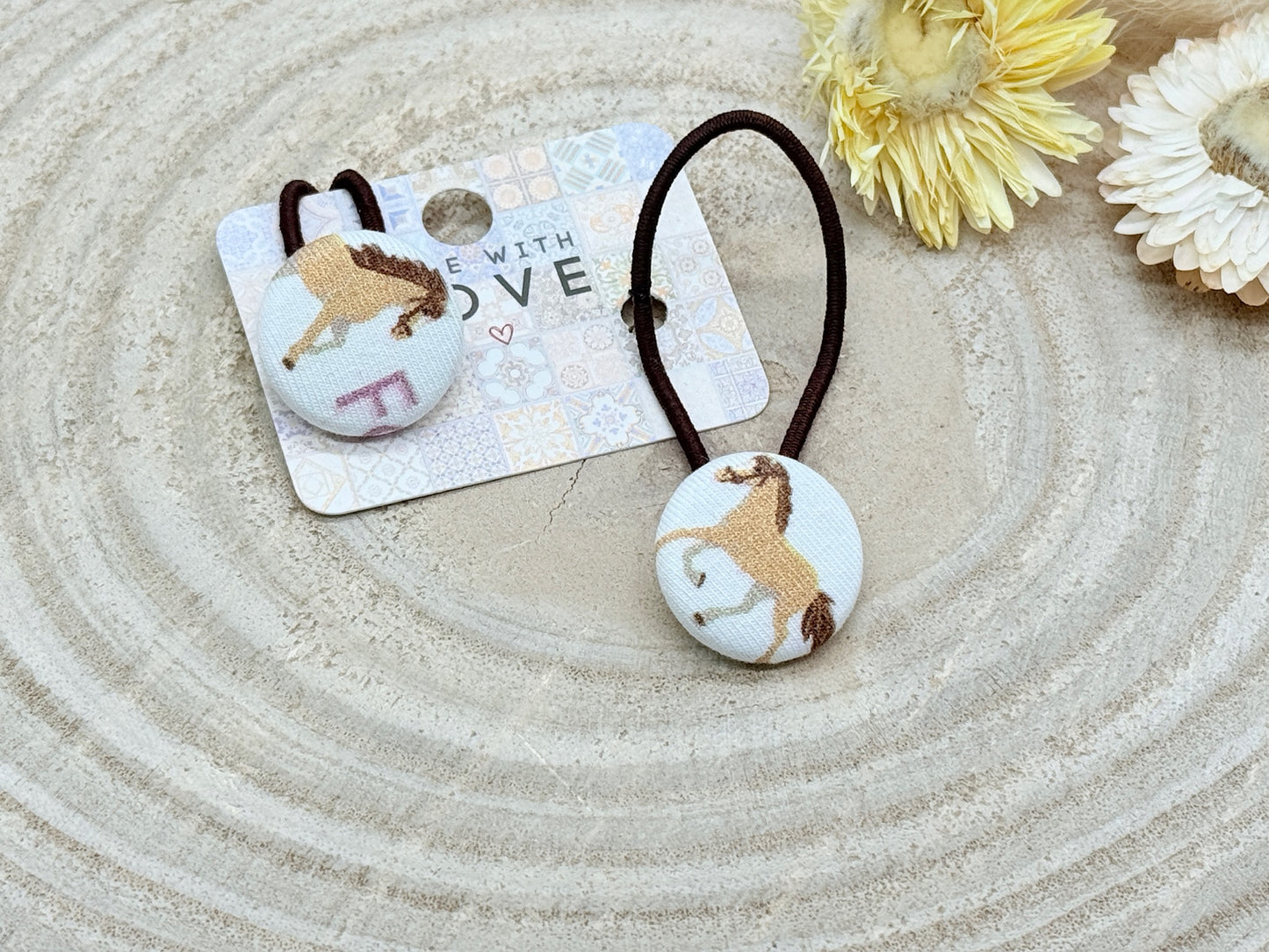 Retro Knopf Haargummi Pferd auf weiß