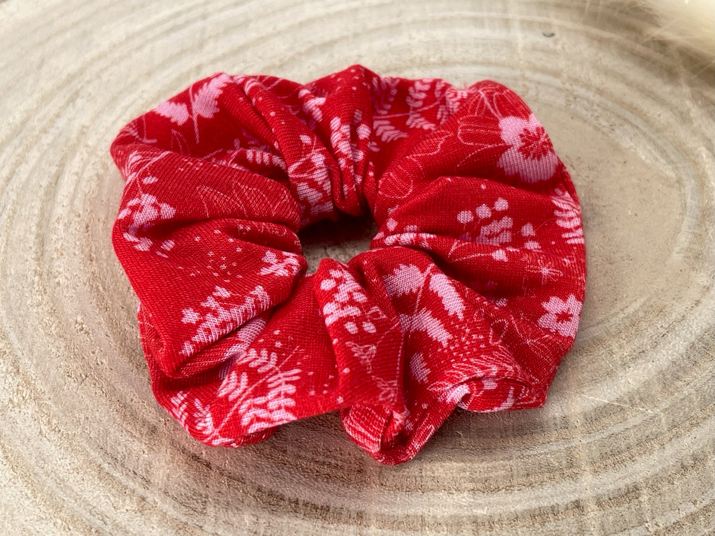 Scrunchie Haargummi elastisches Haarband Haarschmuck rot mit rosa Blumen