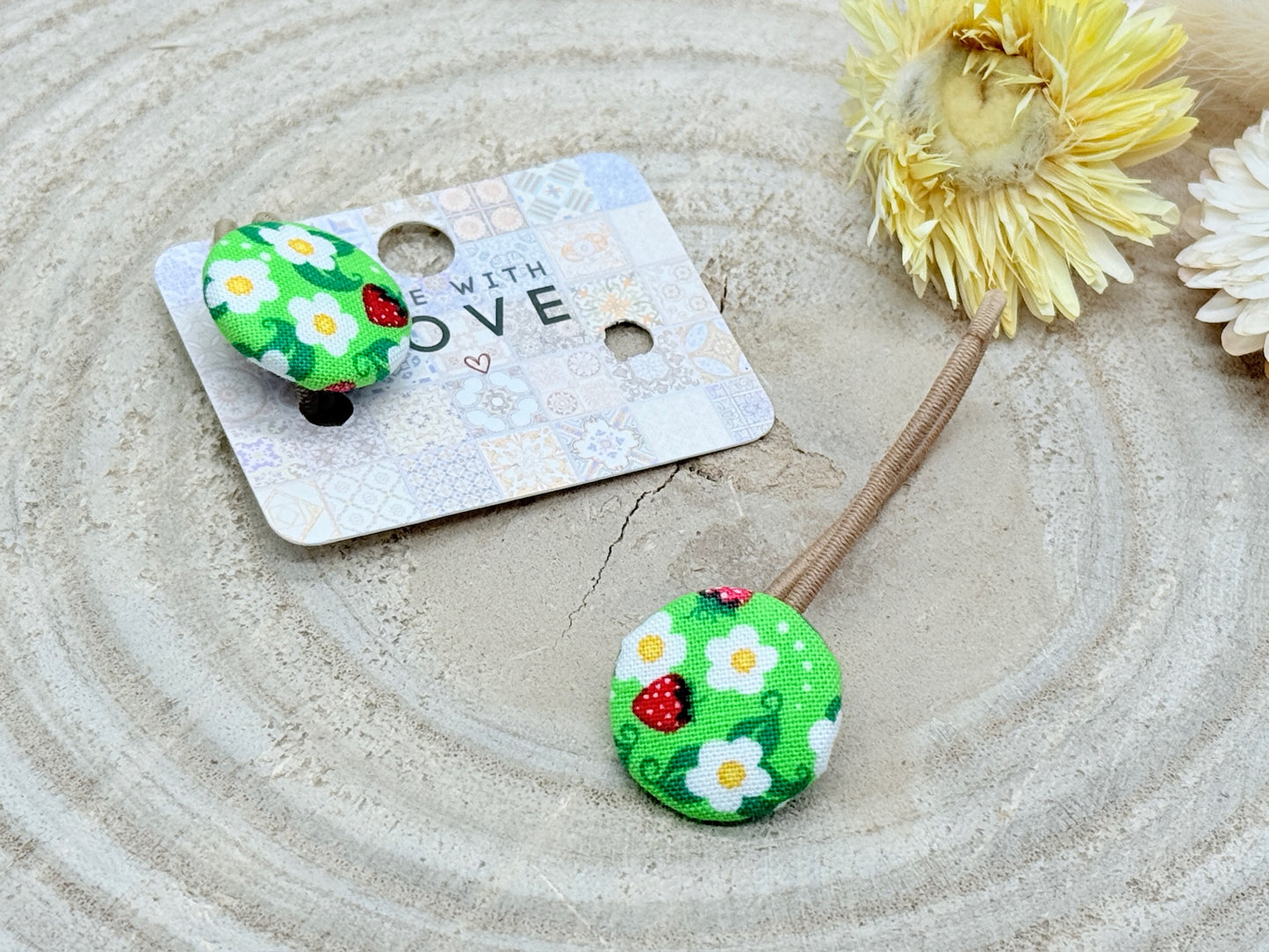 Retro Knopf Haargummi Erdbeeren auf Grün