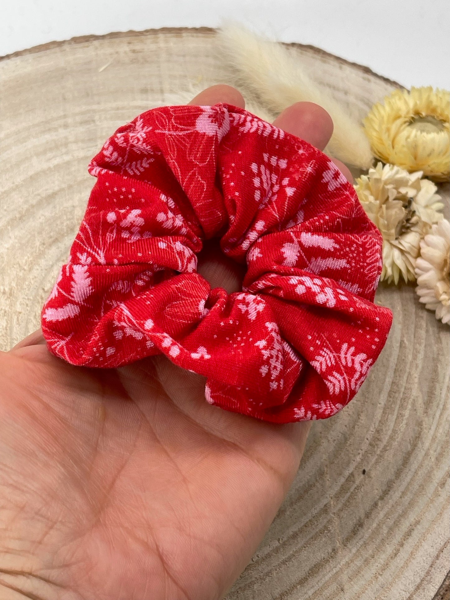 Scrunchie Haargummi elastisches Haarband Haarschmuck rot mit rosa Blumen