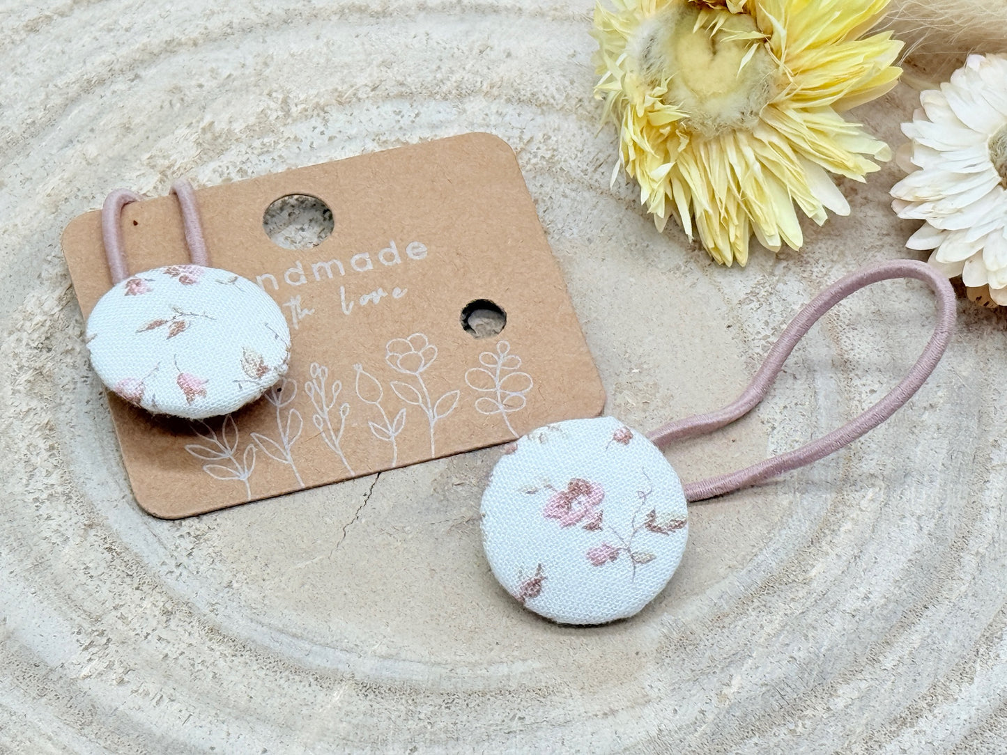 Retro Knopf Haargummi zarte Blüten auf weiß