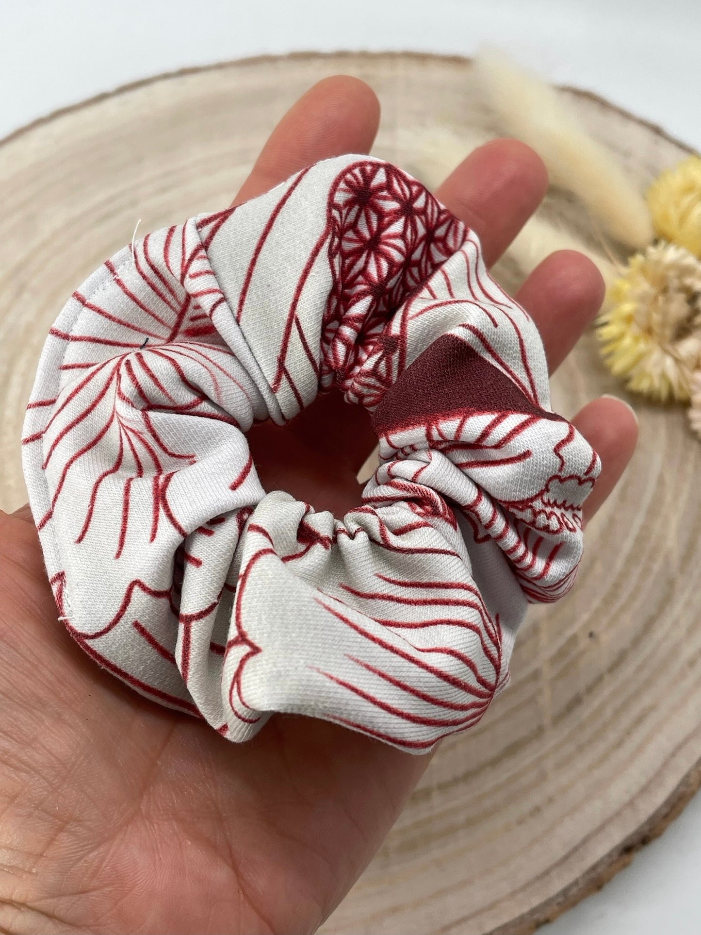 Jersey Scrunchie Haargummi Weiß mit roten Muster
