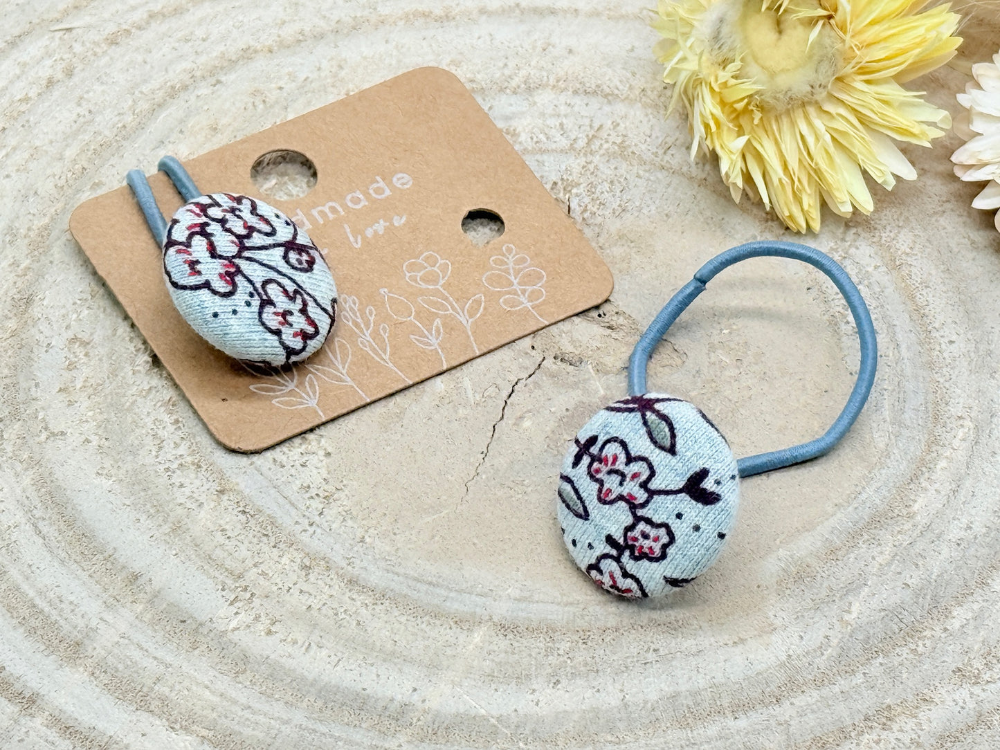 Retro Knopf Haargummi Blumen auf grau