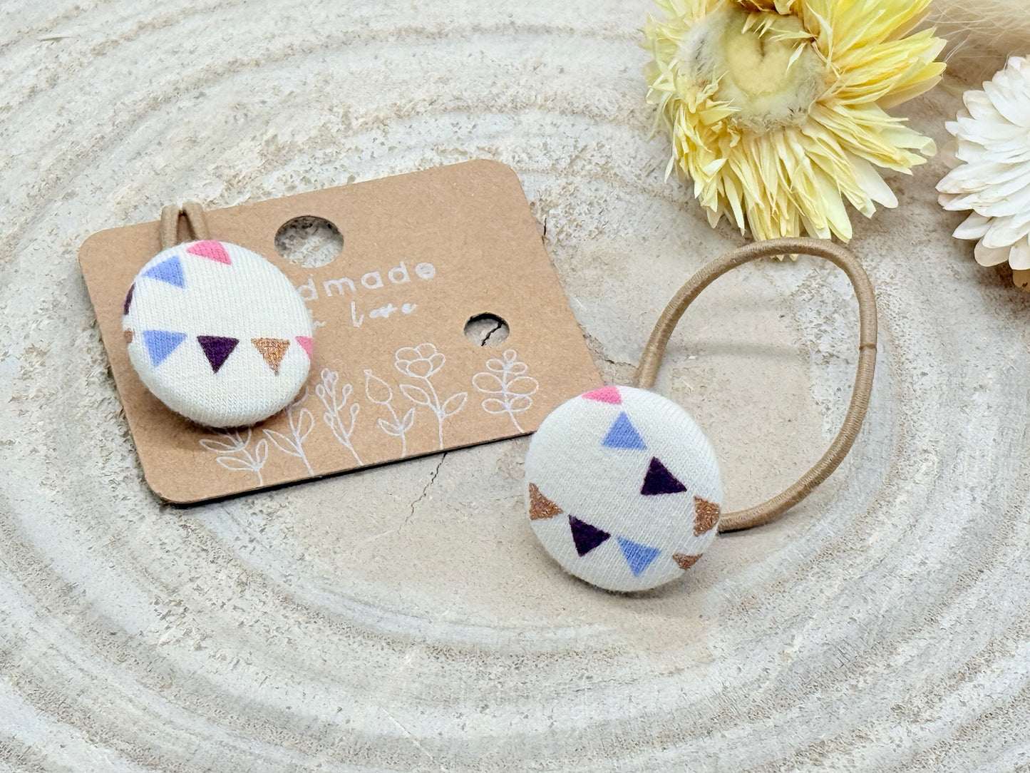 Retro Knopf Haargummi Wimpelkette auf beige