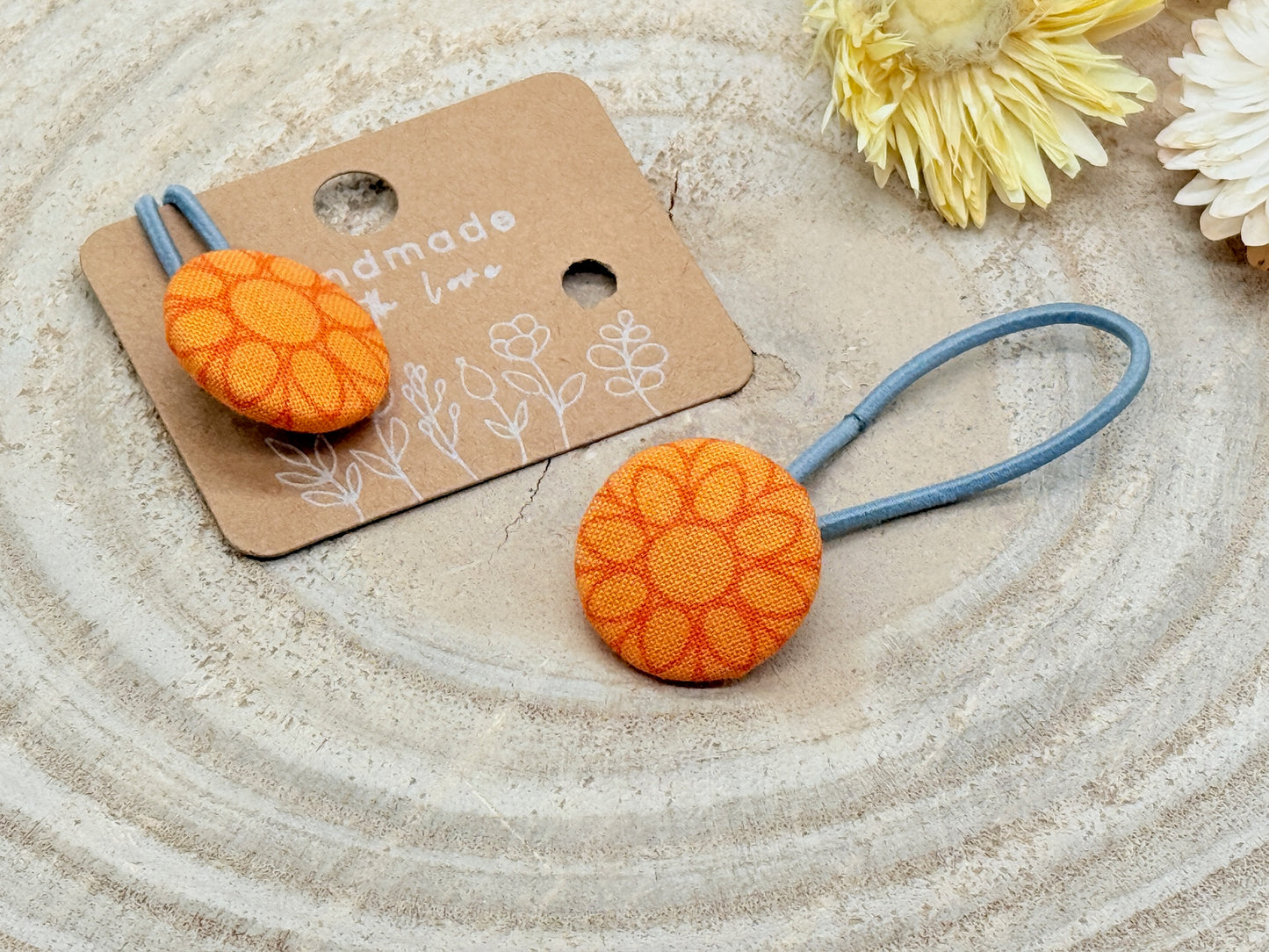 Retro Knopf Haargummi Blume auf orange