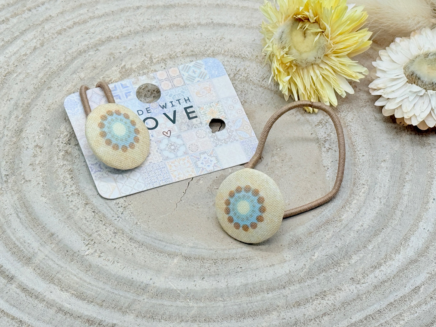 Retro Knopf Haargummi blaue Blume auf beige