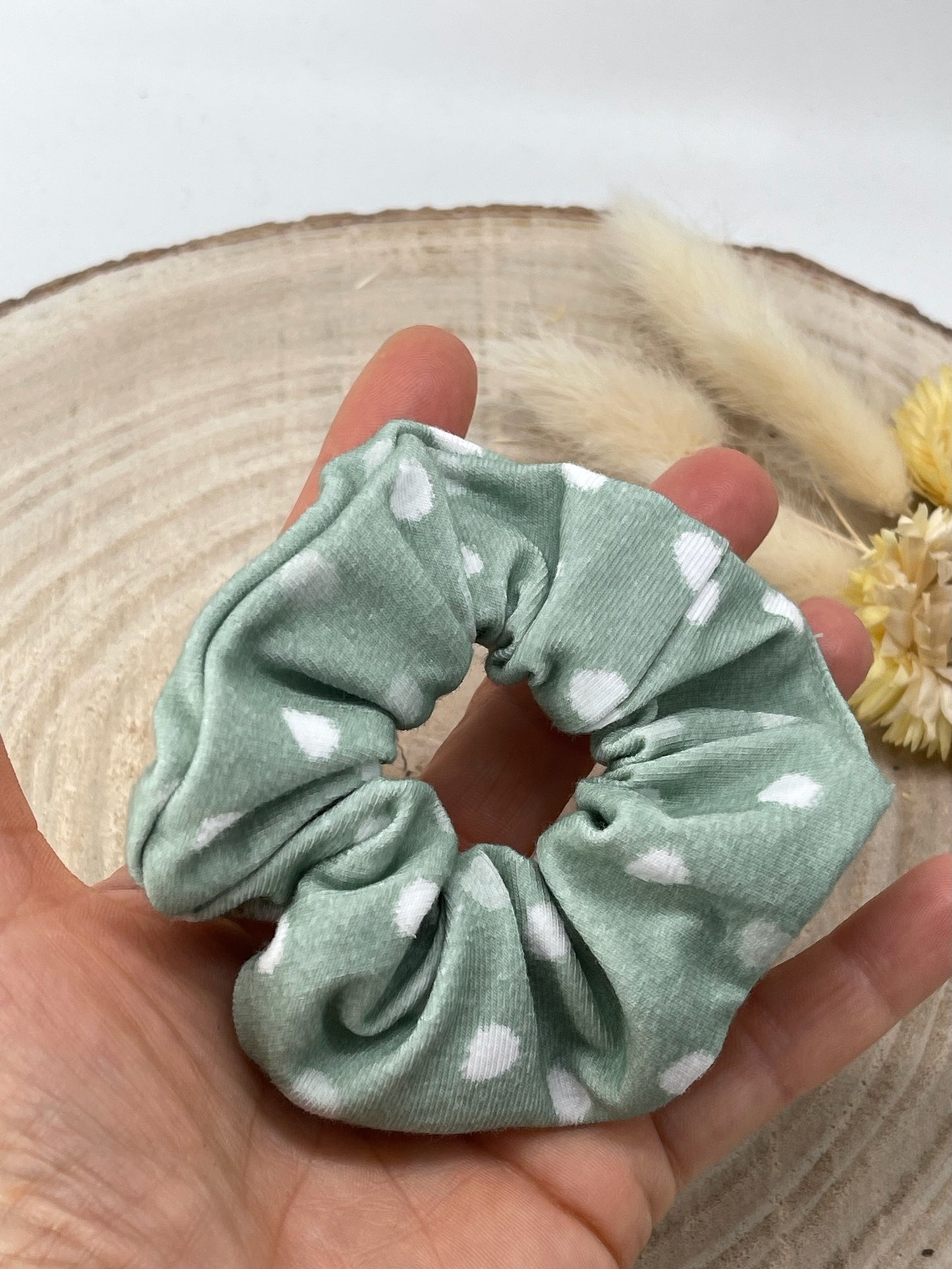 Jersey Scrunchie Haargummi grün mit weißen Punkte