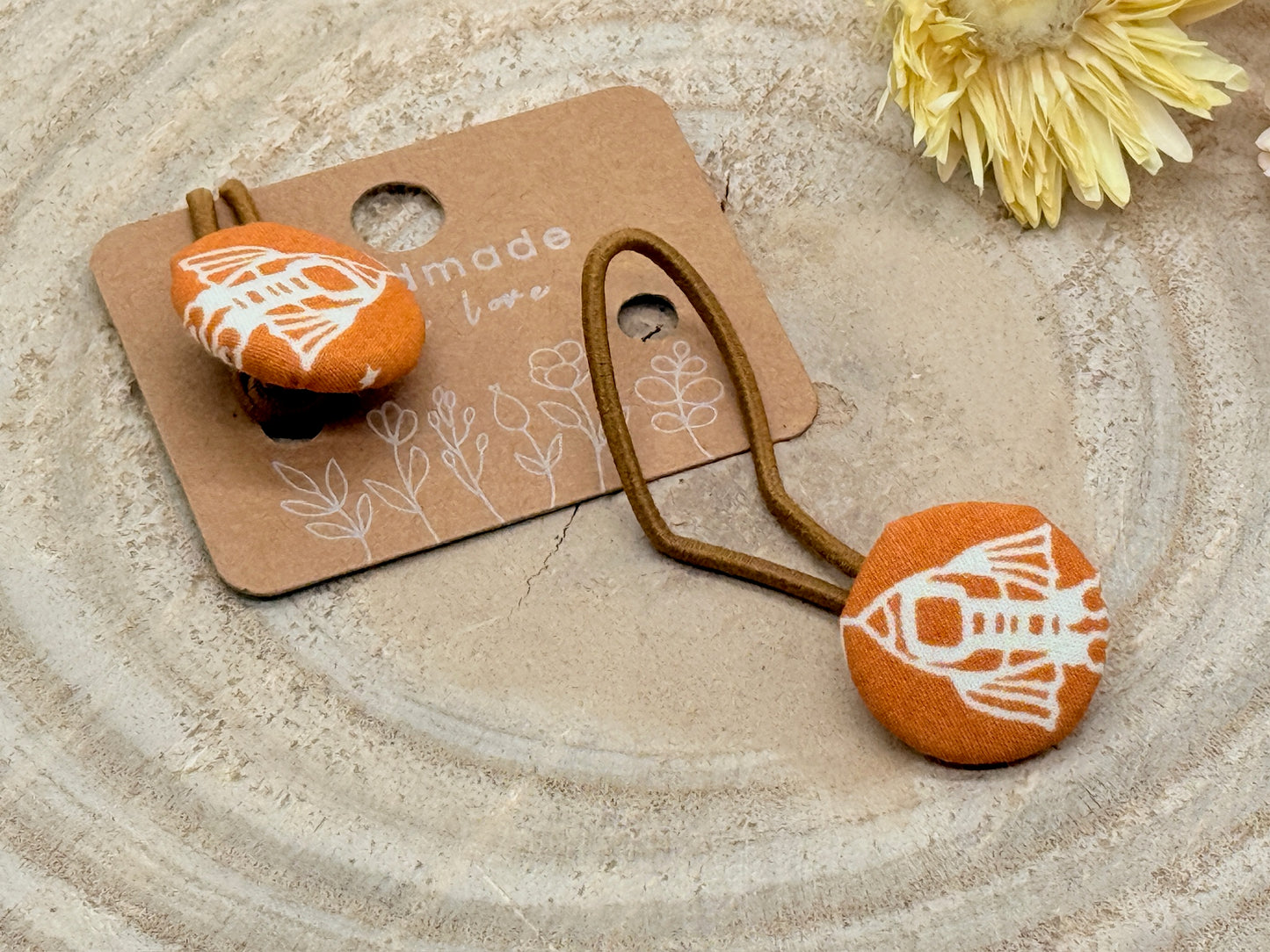 Retro Knopf Haargummi Rakete auf braun