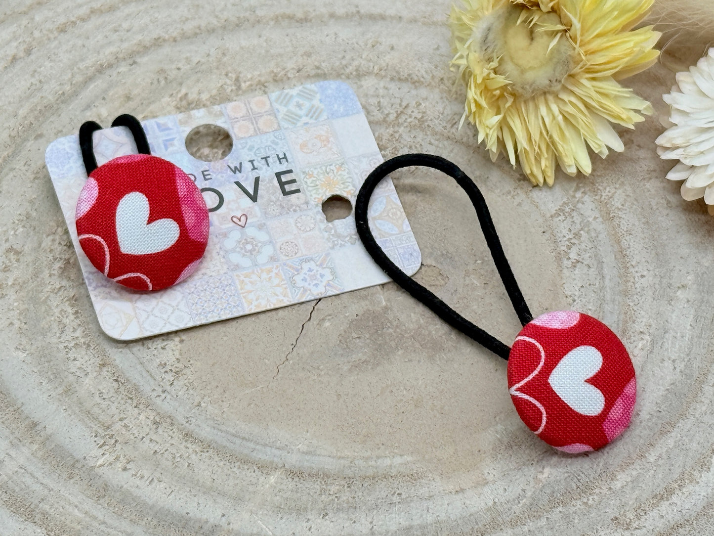 Retro Knopf Haargummi Herz auf rot