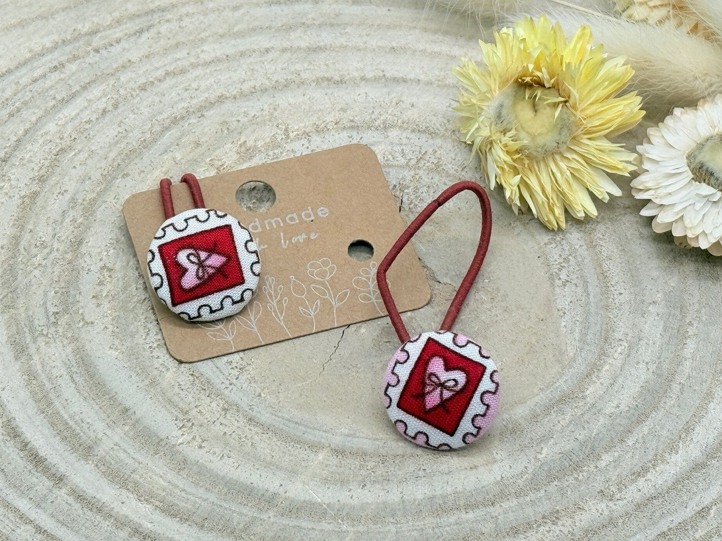 Retro Knopf Haargummi Herz Briefmarke rot weiß