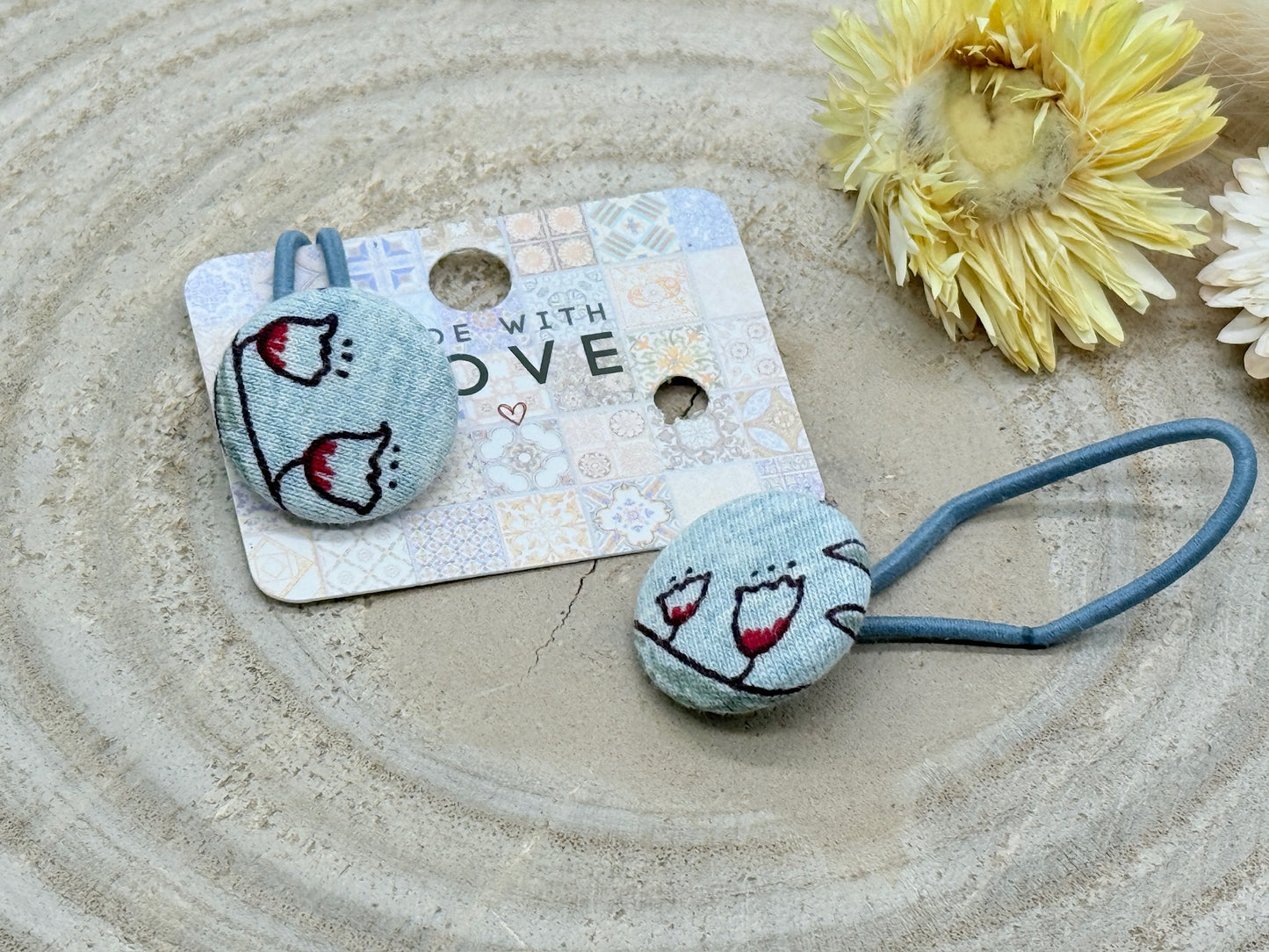 Retro Knopf Haargummi Blumen auf grau