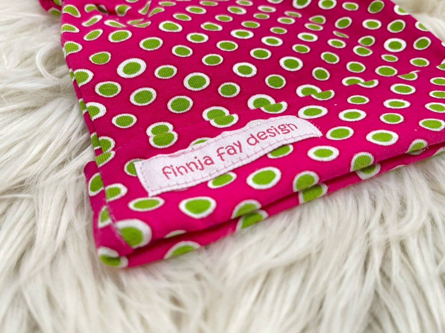 SALE Knotenmütze Eulchen mit grüne Punkte auf pink