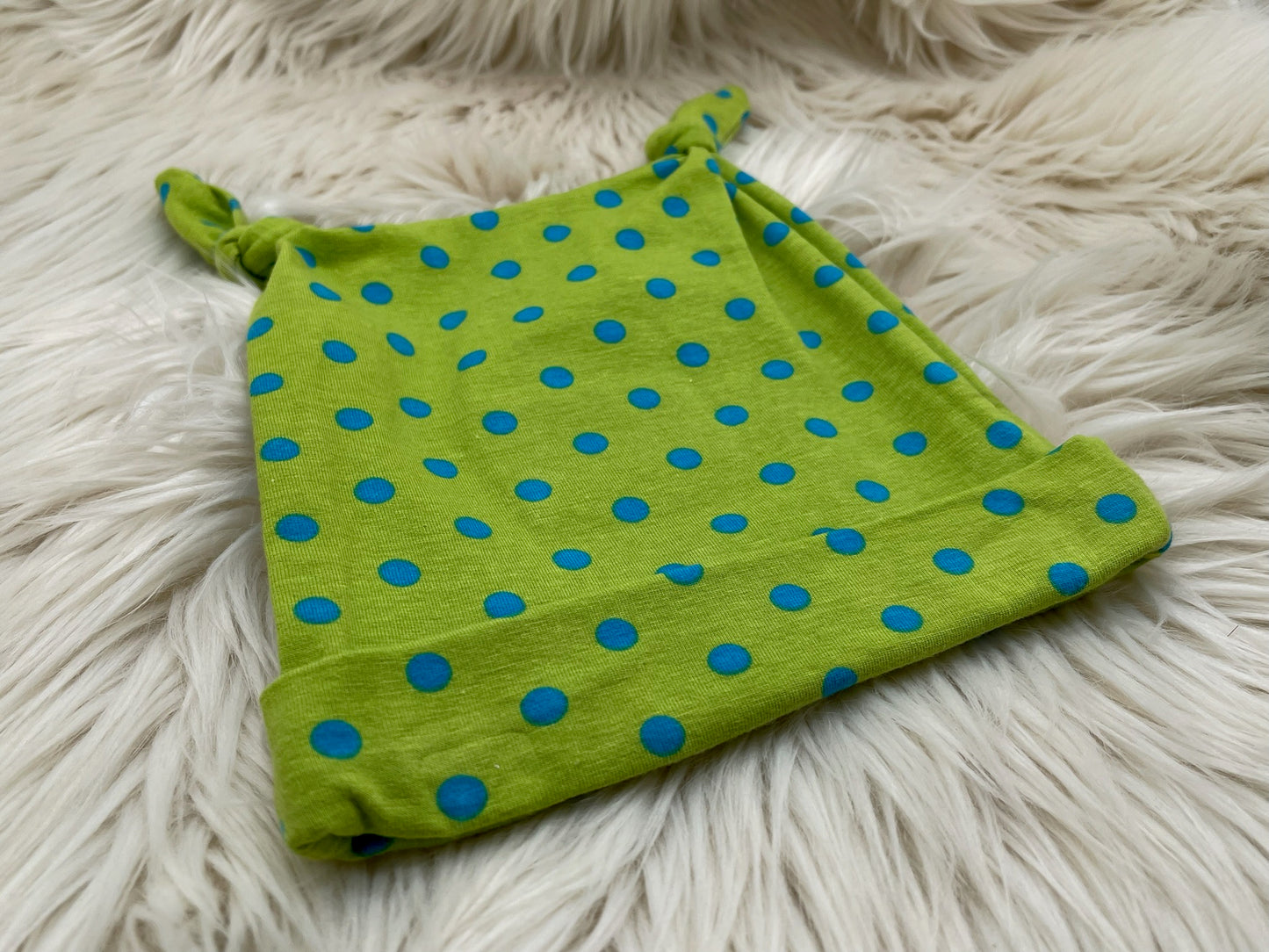 SALE Knotenmütze Eulchen mit grün mit blauen Punkten