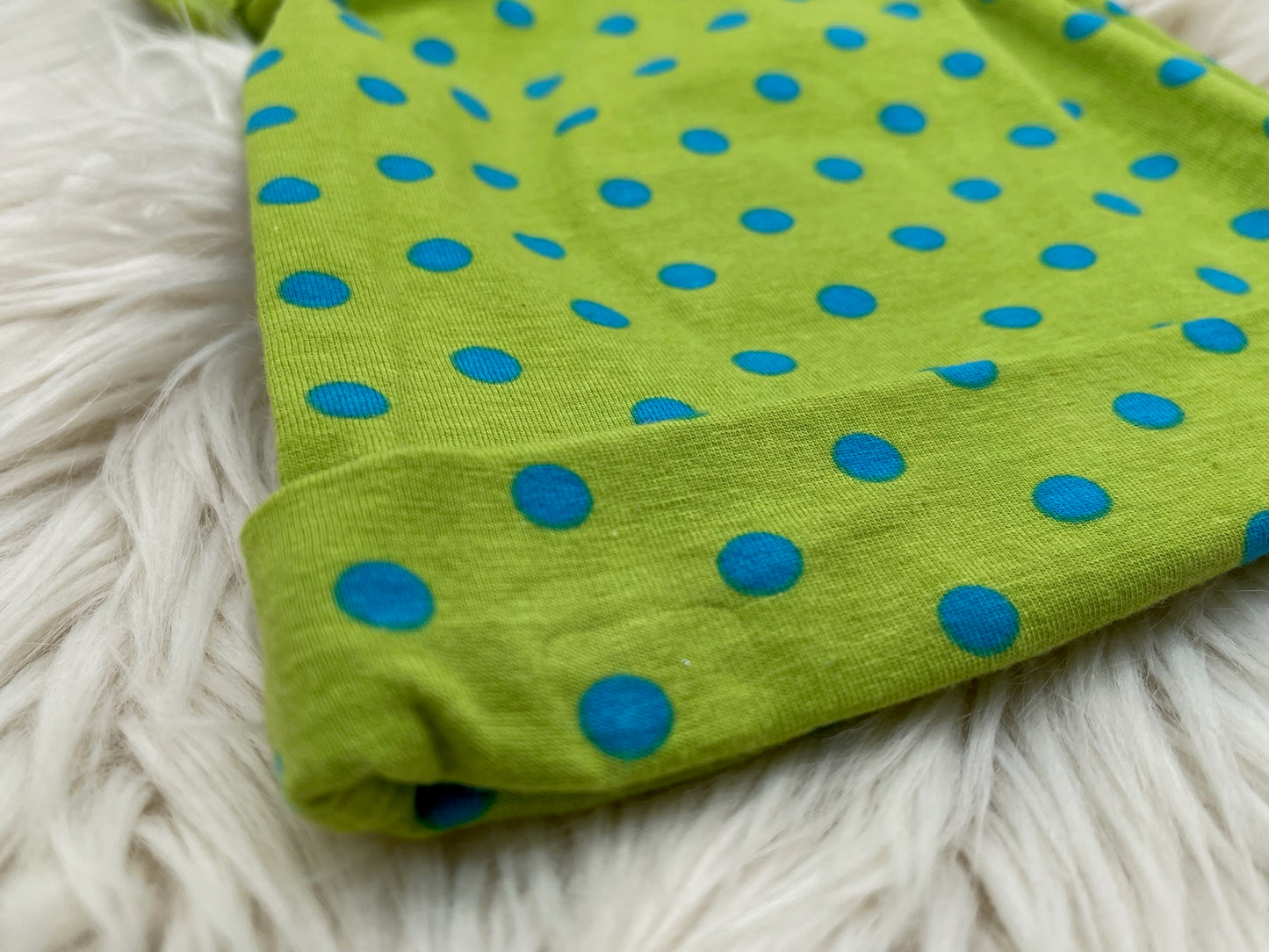 SALE Knotenmütze Eulchen mit grün mit blauen Punkten