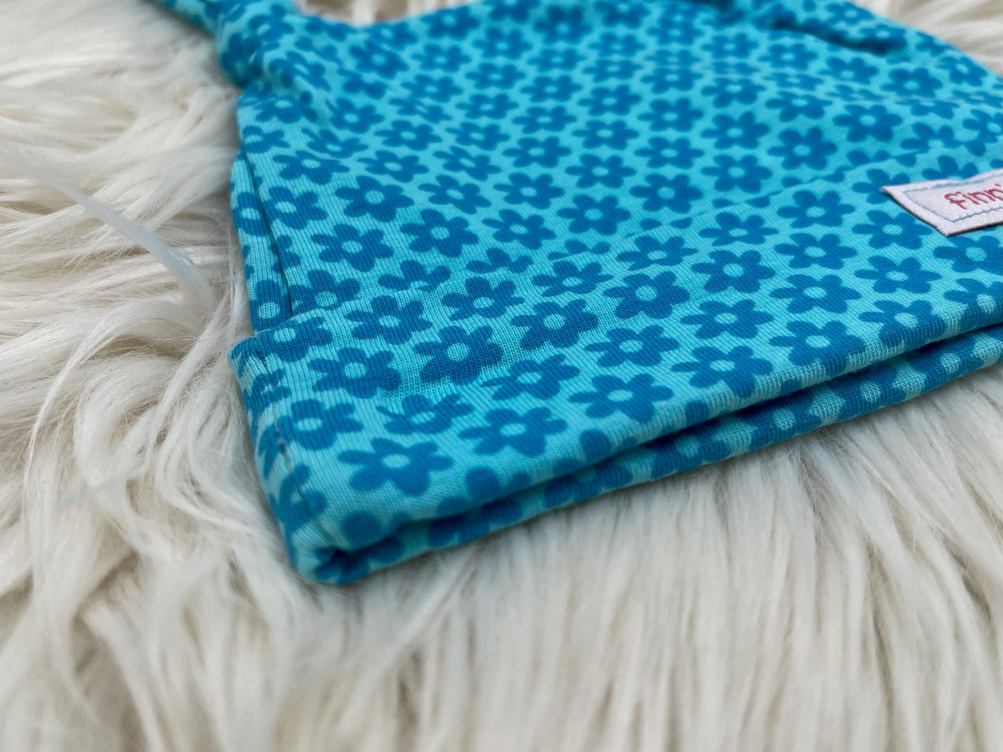 Babymütze mit Knoten – Blau mit Blumen Gr. 56